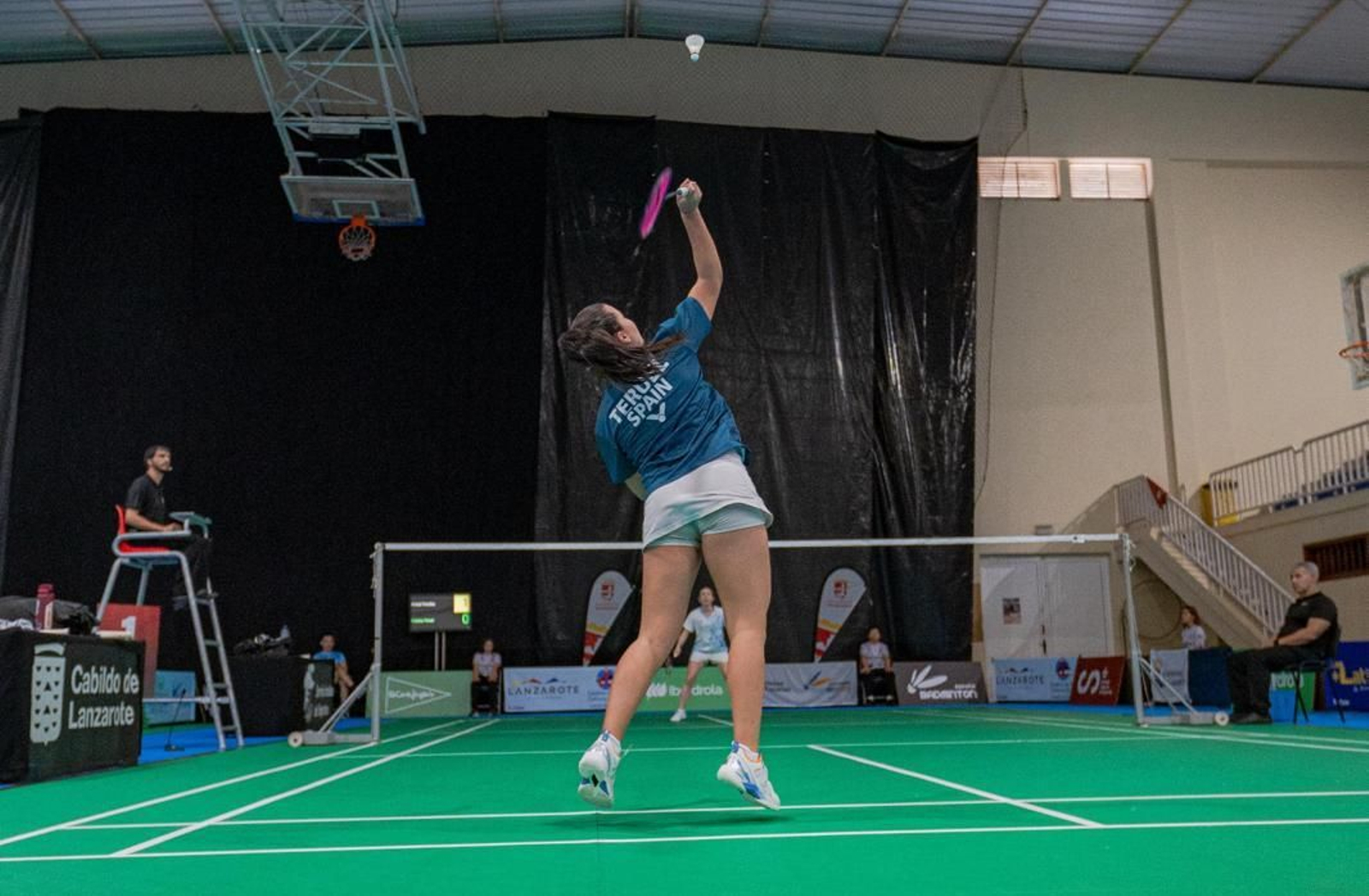 La almeriense se dispone a rematar un volante durante una competición disputada en la localidad canaria de Lanzarote.