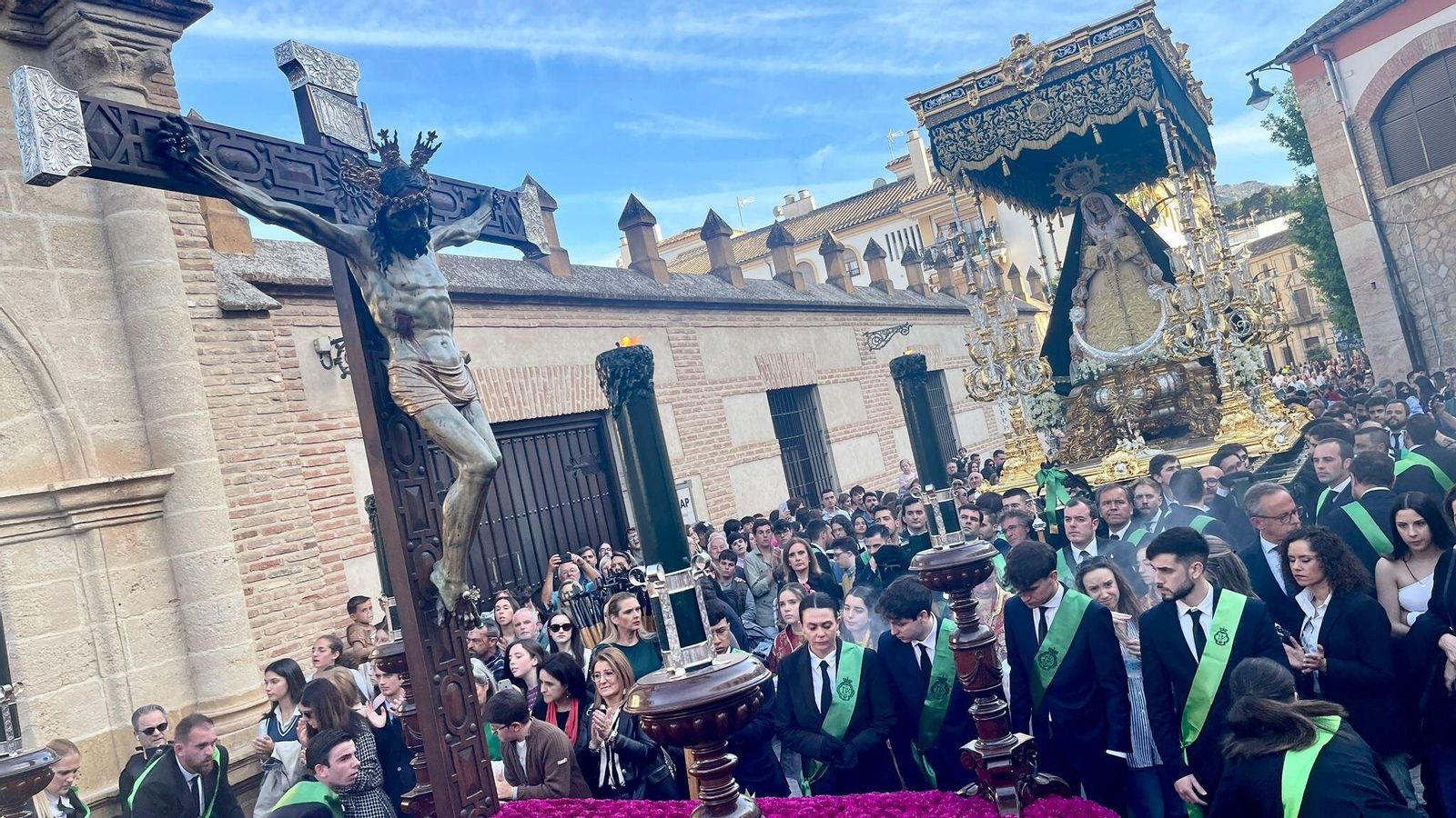 El trono del Cristo Verde y la Virgen de la Santa Vera Cruz tras la salida. El trono del Cristo Verde y la Virgen de la Santa Vera Cruz tras la salida.
