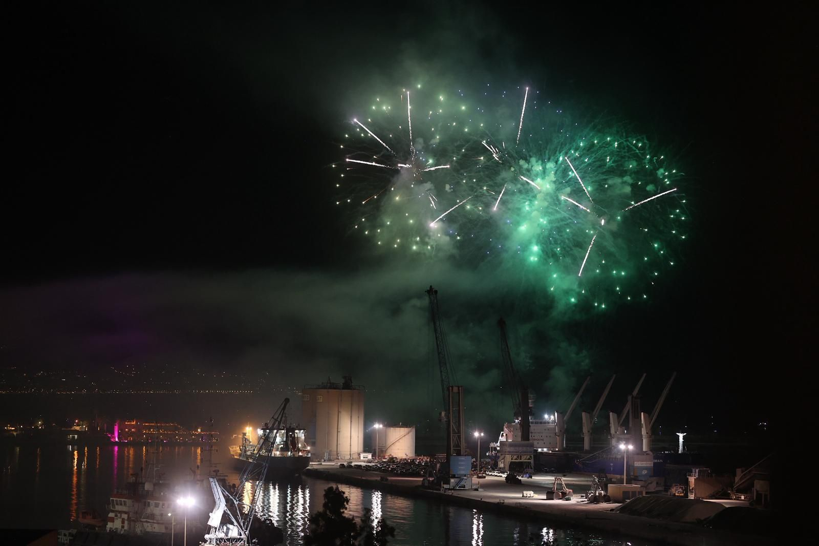 El show de drones y fuegos que da la bienvenida a la Feria de Málaga, en imágenes