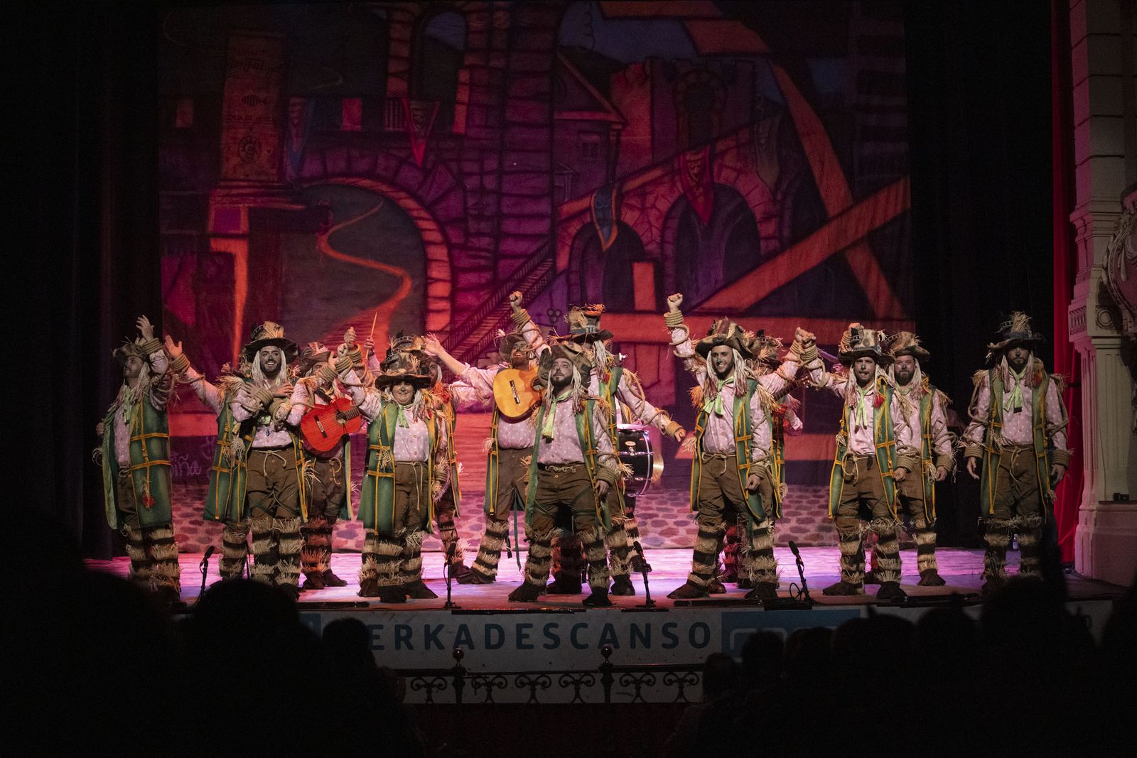 Imágenes de la actuación de la comparsa de Punta Umbría 'Los desataos' en el Carnaval Colombino