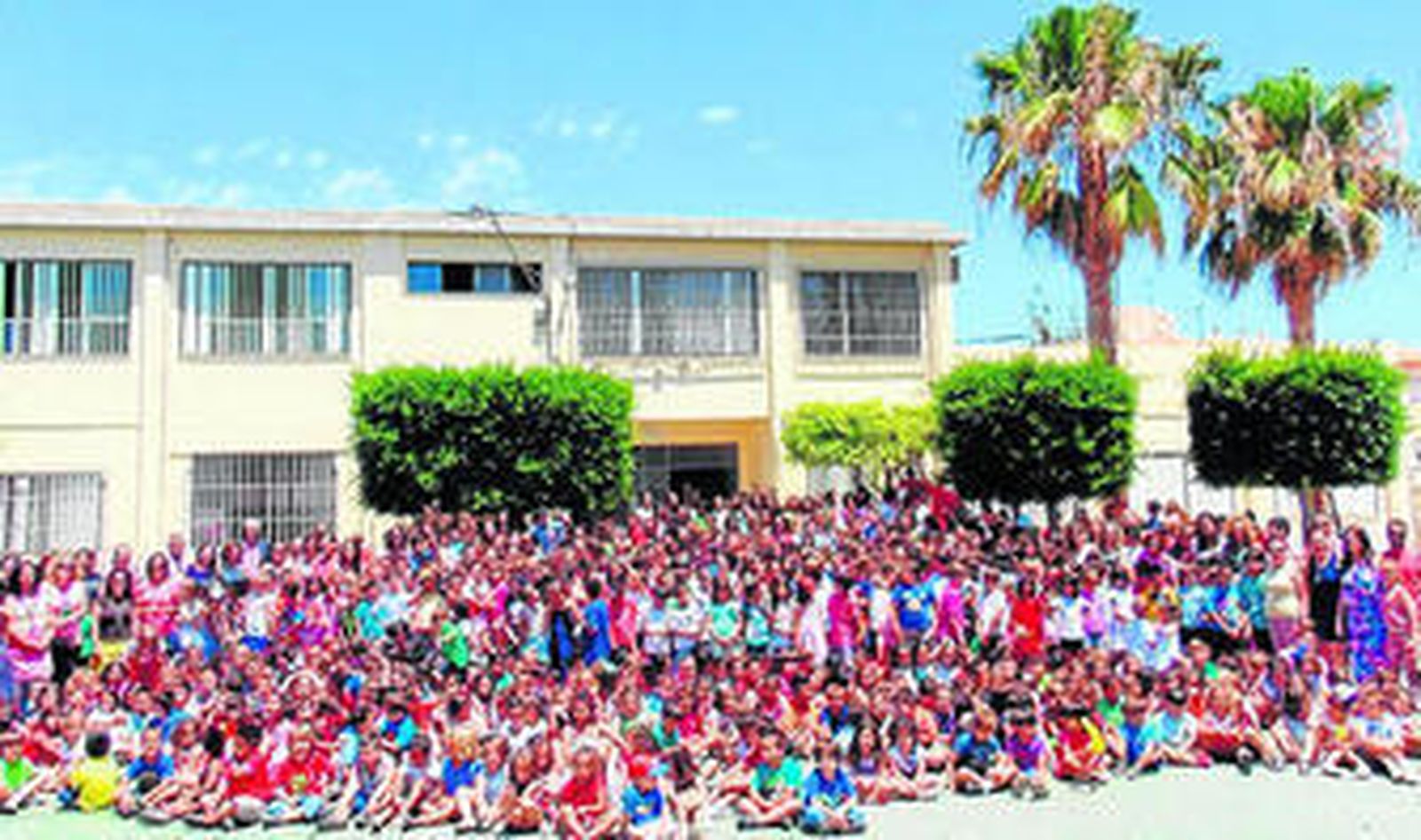Los alumnos del centro recibieron la visita del alcalde y su equipo de gobierno para despedir el curso escolar.