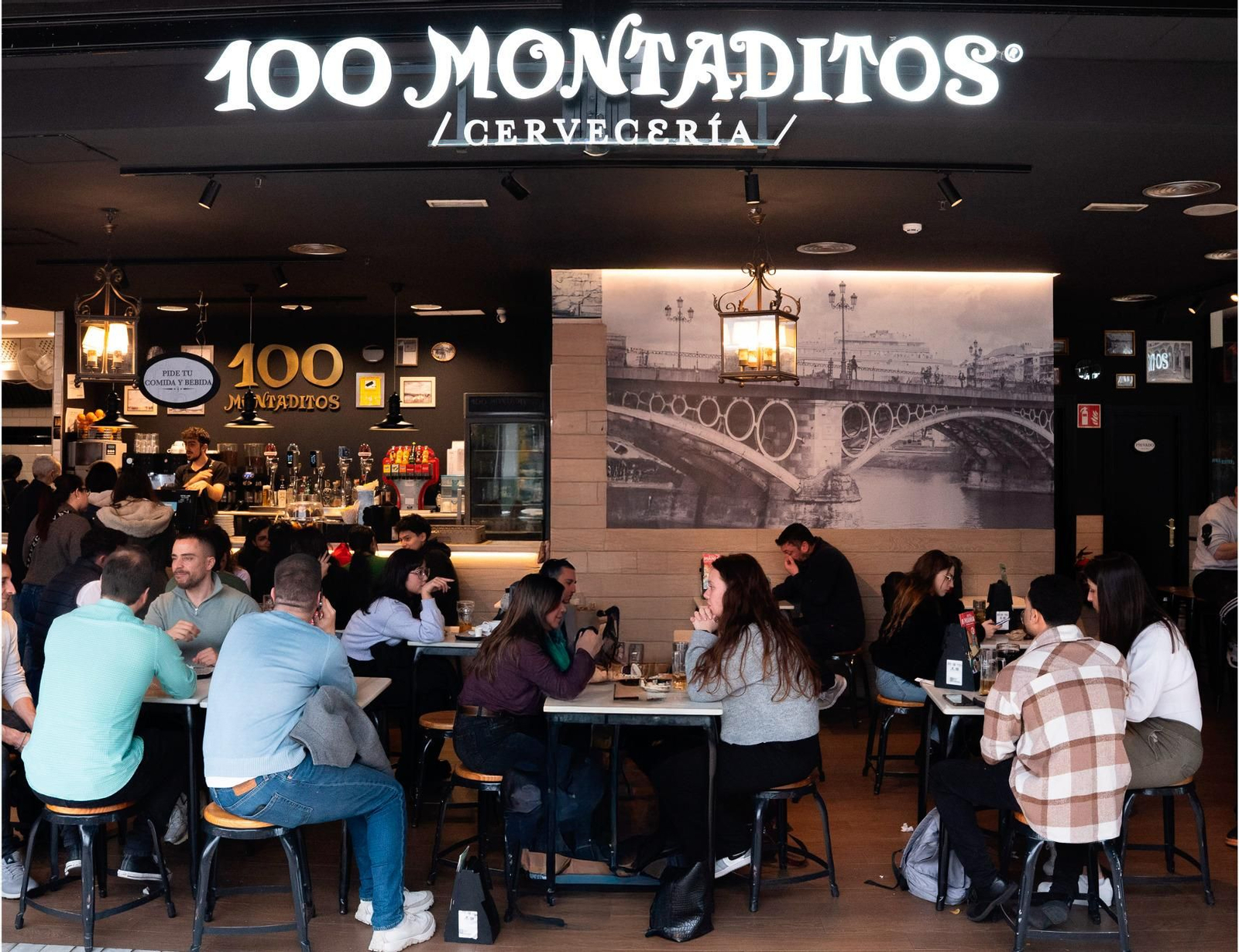 Interior de un 100 Montaditos en Sevilla. Interior de un 100 Montaditos en Sevilla.