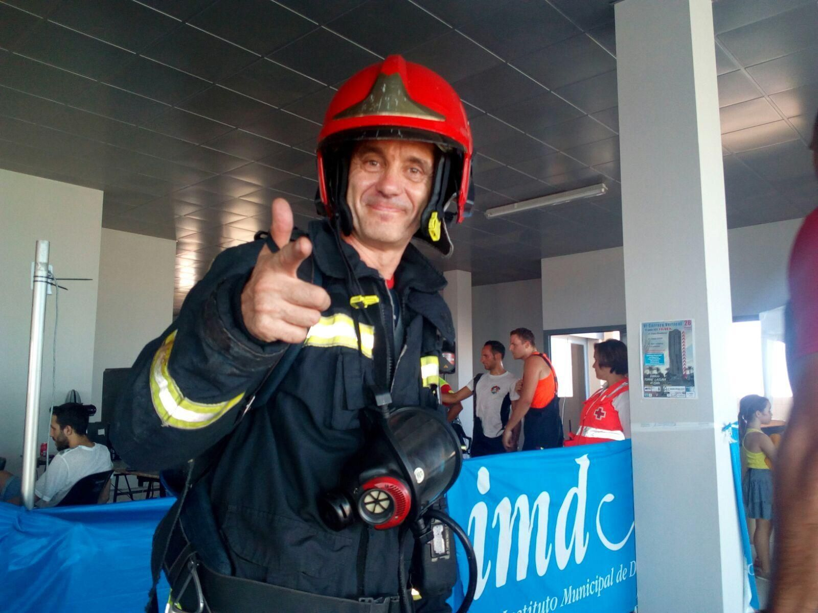 Pedro Vera, vestido con el uniforme de bombero, antes de participar en una prueba deportiva.