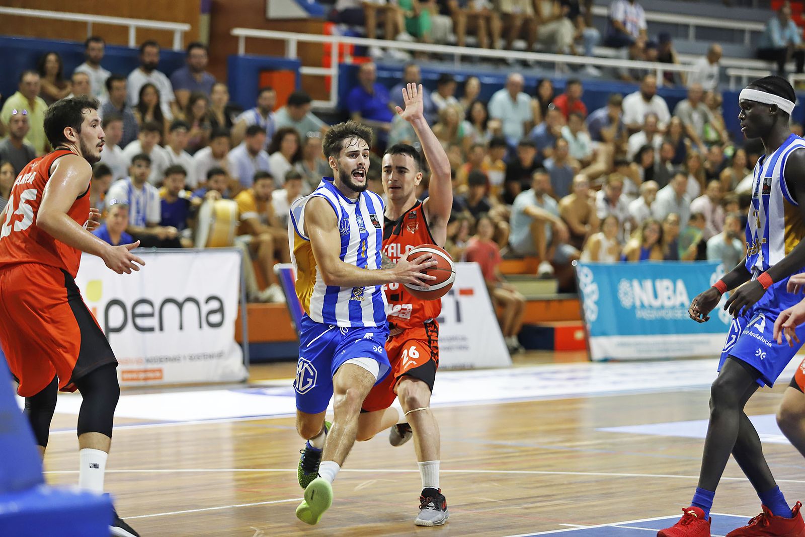 Imágenes del partido de baloncesto entre el Huelva Comercio Viridis y el Juventud Alcalá