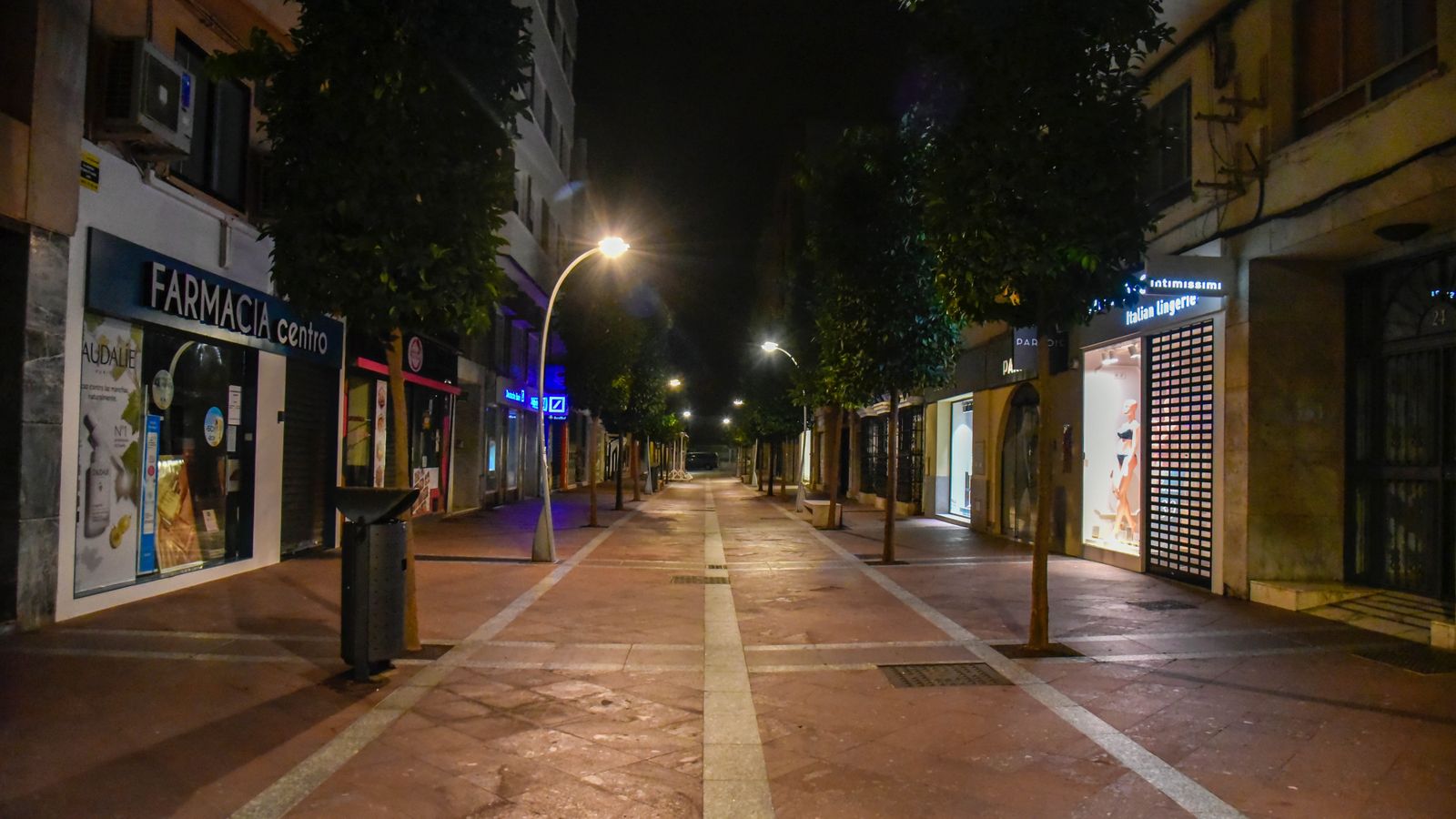 Fotos de edificios públicos y escaparates apagados en Algeciras por el plan de ahorro energético