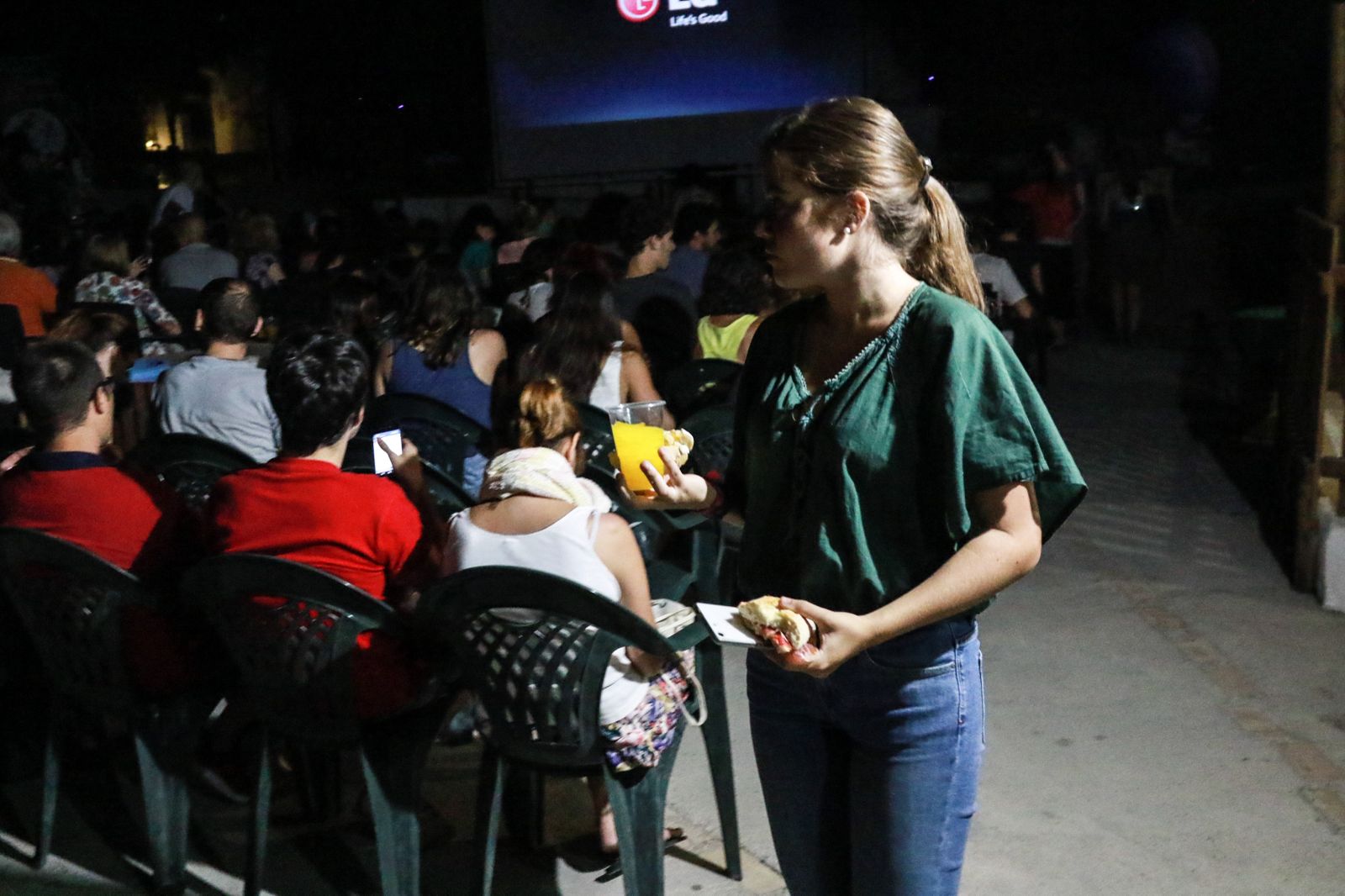 Sillas de playa y bocadillos son parte del ritual típico del cine de verano.