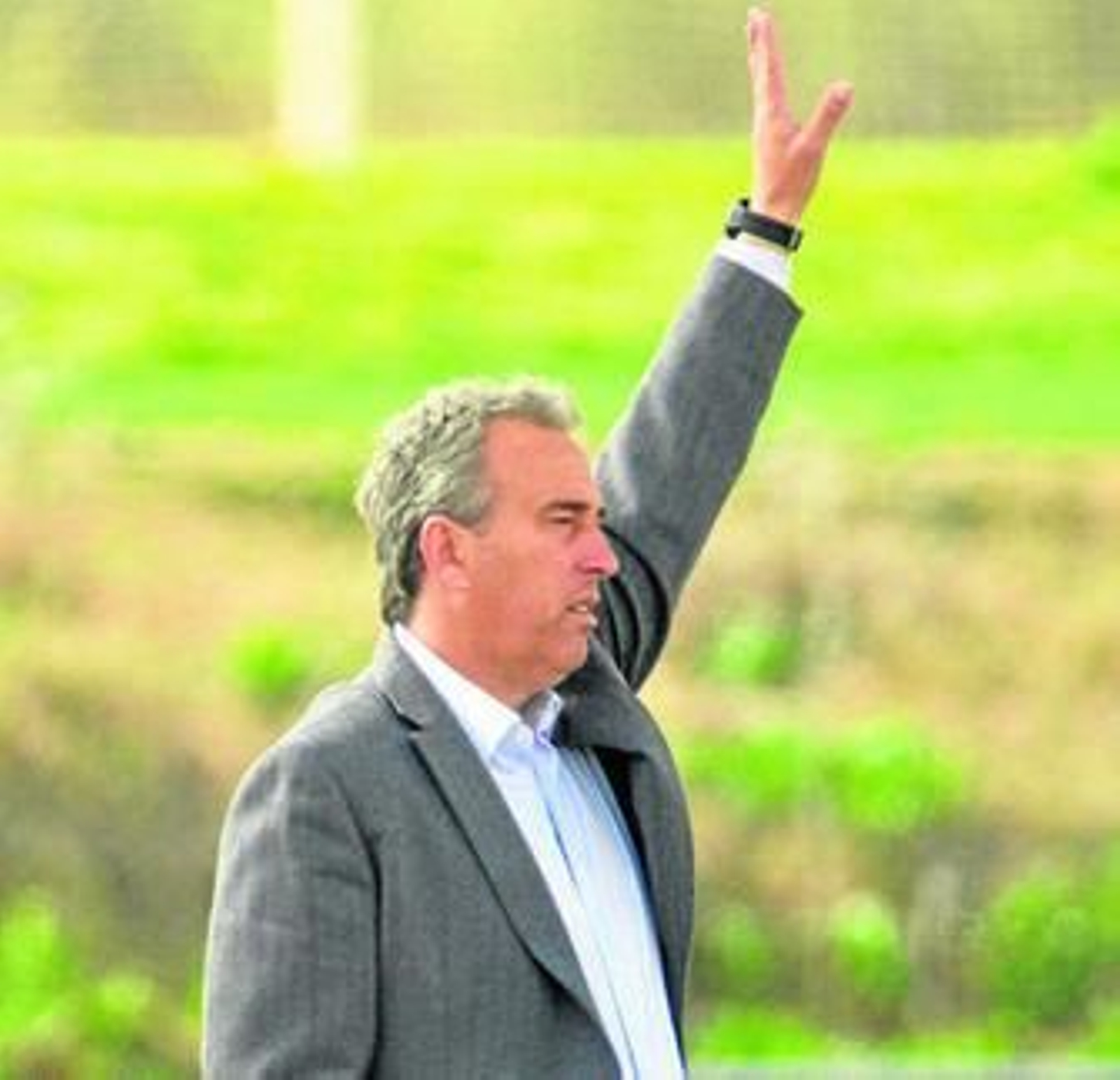 Fermín Galeote da instrucciones a sus jugadores durante un encuentro del Sevilla C.