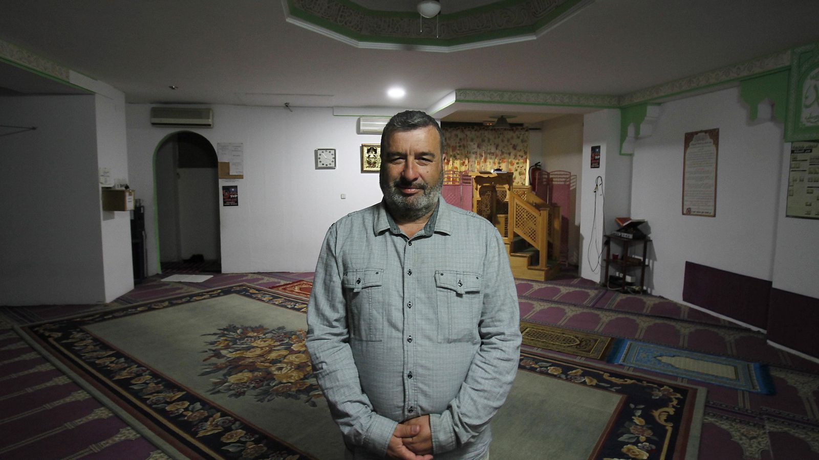 Yihad Sarasúa posa dentro de su Mezquita Ishbilia, en Rochelambert, este viernes.