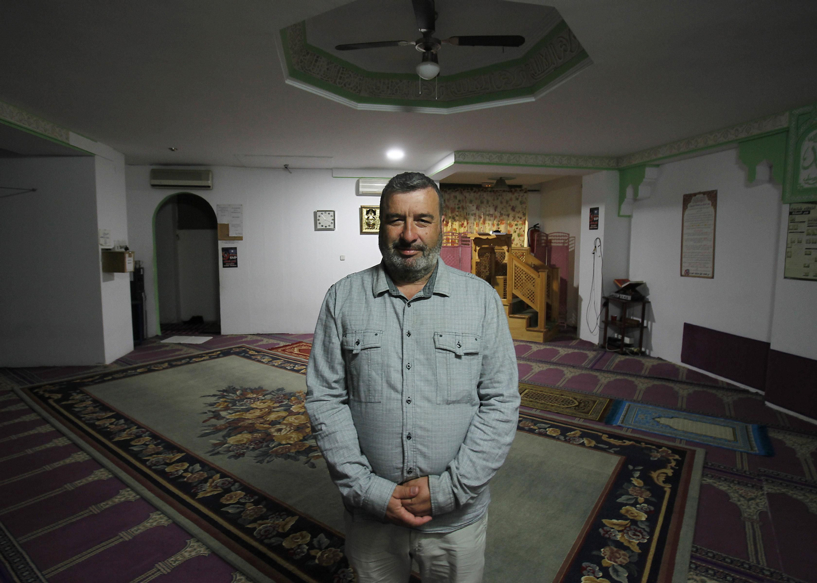 Yihad Sarasúa posa dentro de su Mezquita Ishbilia, en Rochelambert.