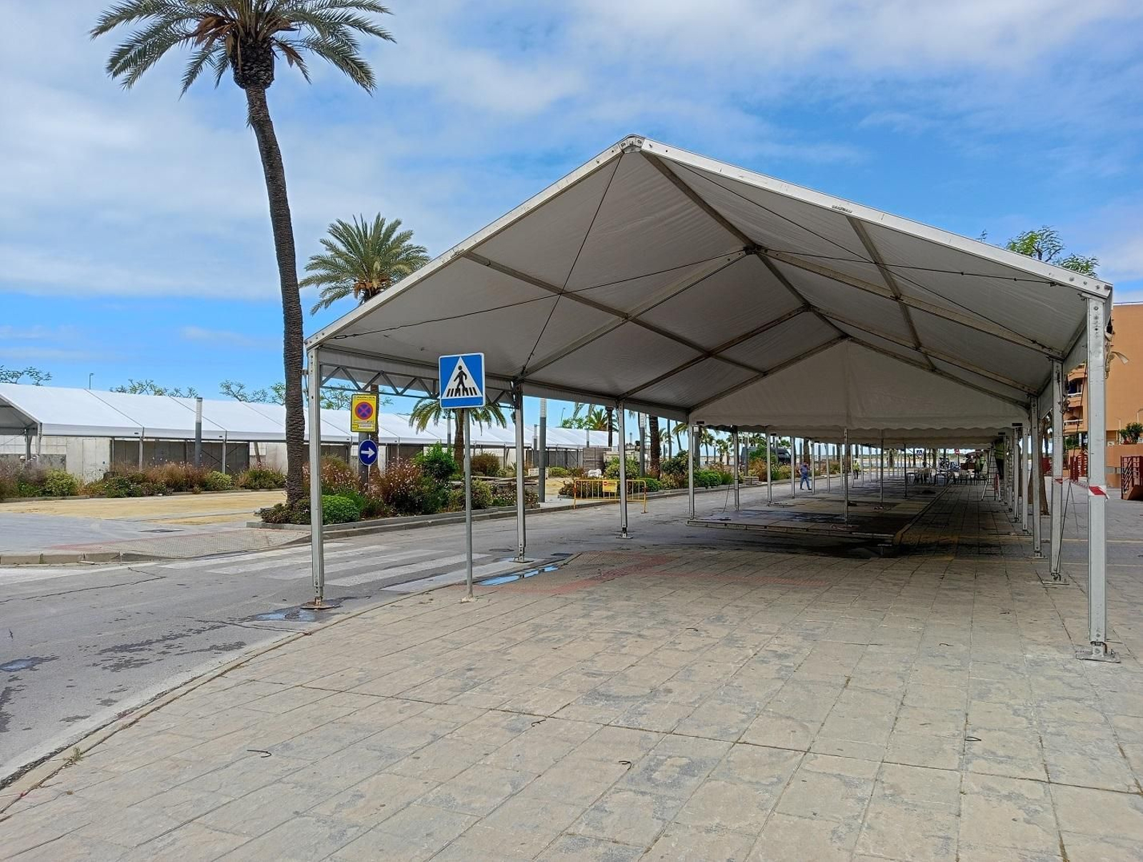 Las estructuras de las casetas de la próxima Feria de la Manzanilla ya instaladas en el segundo tramo de La Calzada.
