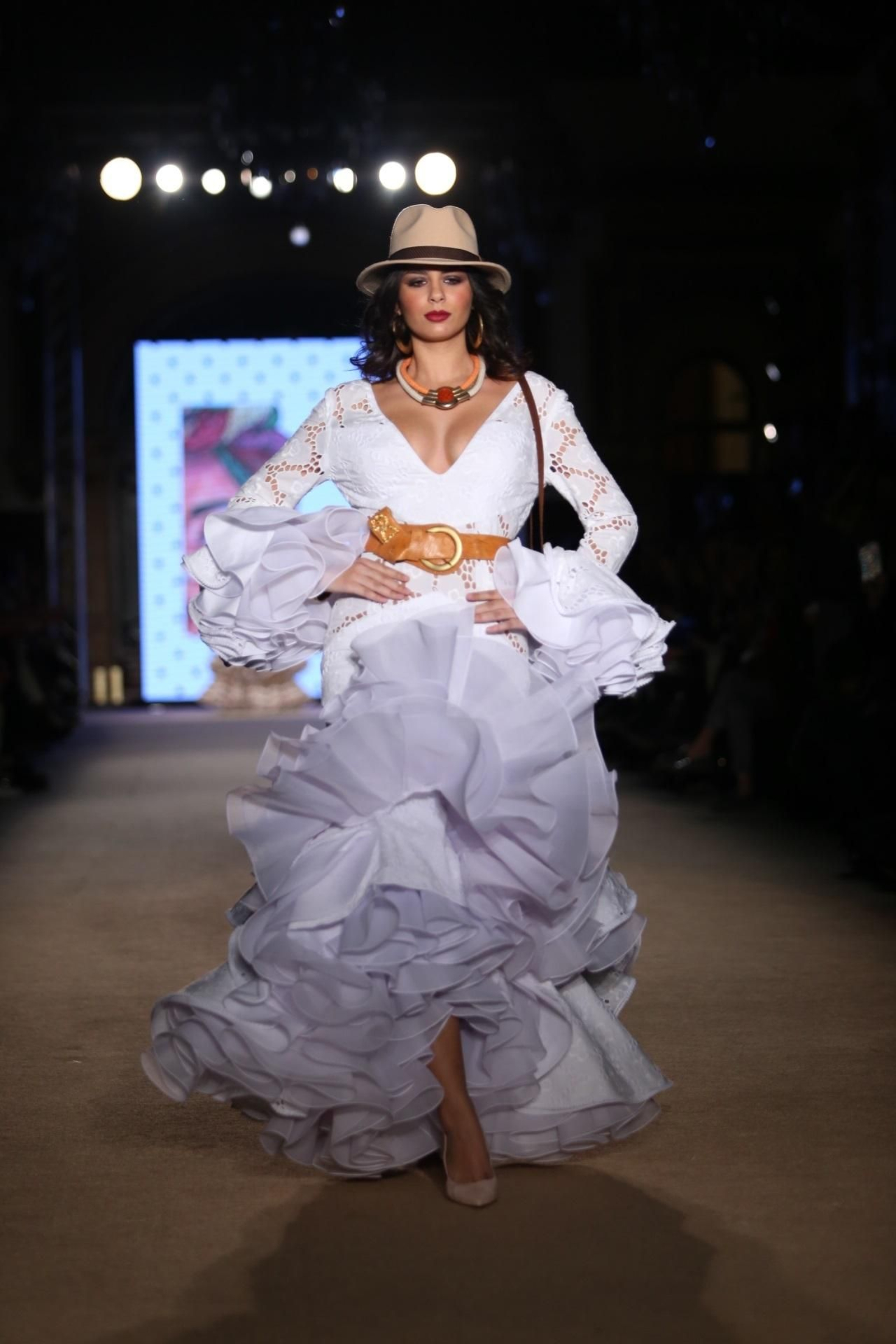 El traje de flamenca blanco y sus versiones más bonitas de esta temporada