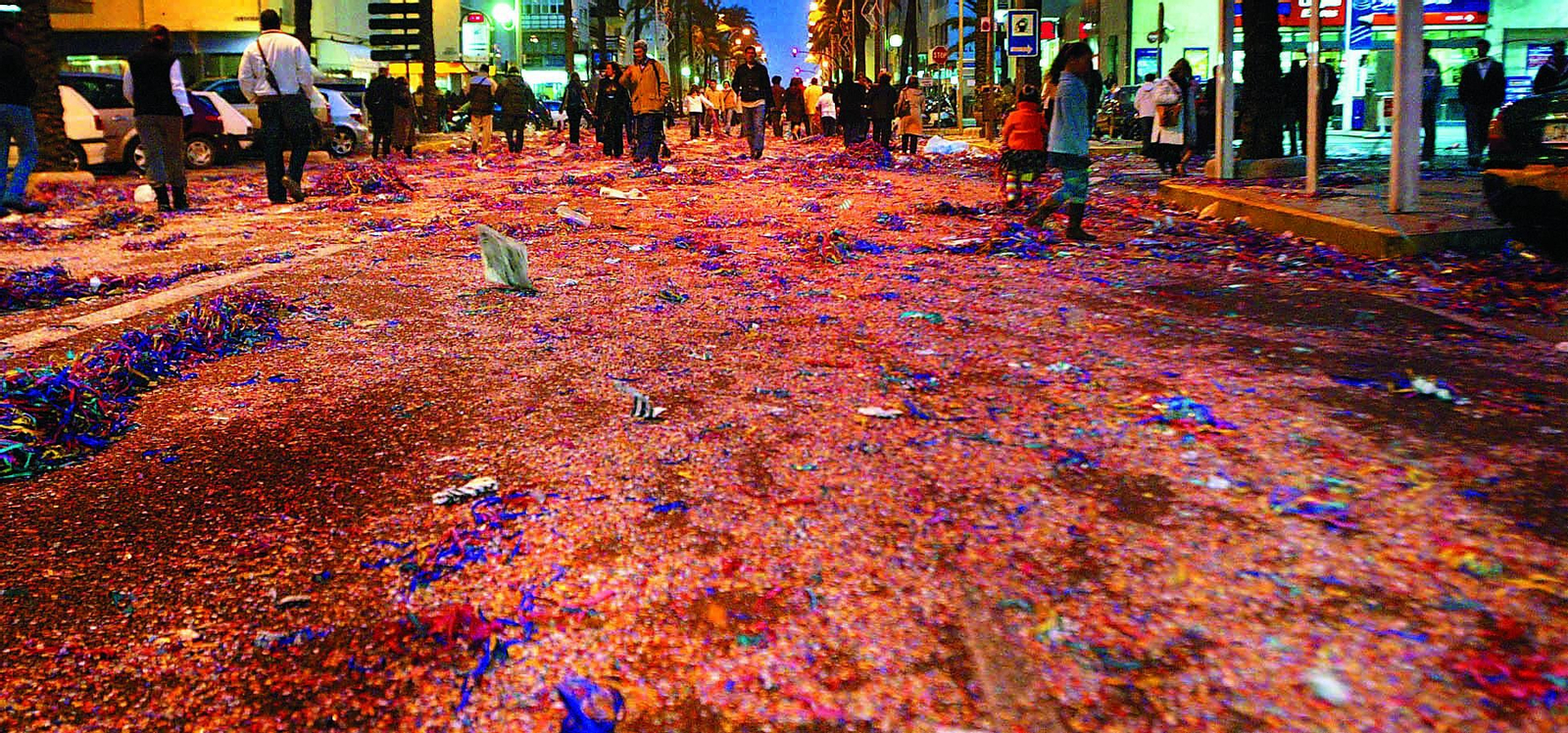 Rio de papelillos y serpentinas que dejó tras de sí la Gran Cabalgata.