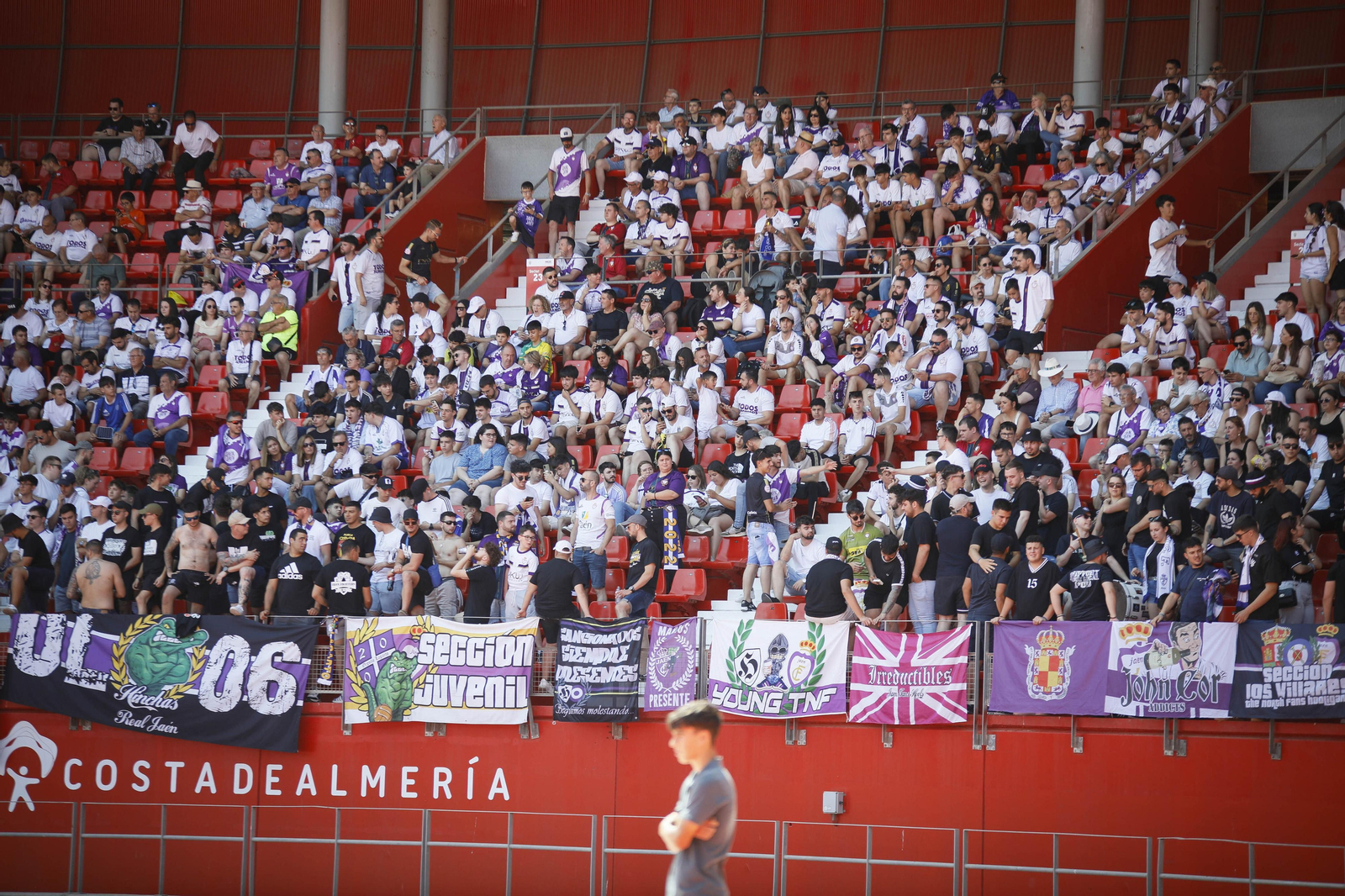La afición lagarta tiñe de blanco y morado el Power Horse Stadium, en imágenes La afición lagarta tiñe de blanco y morado el Power Horse Stadium, en imágenes