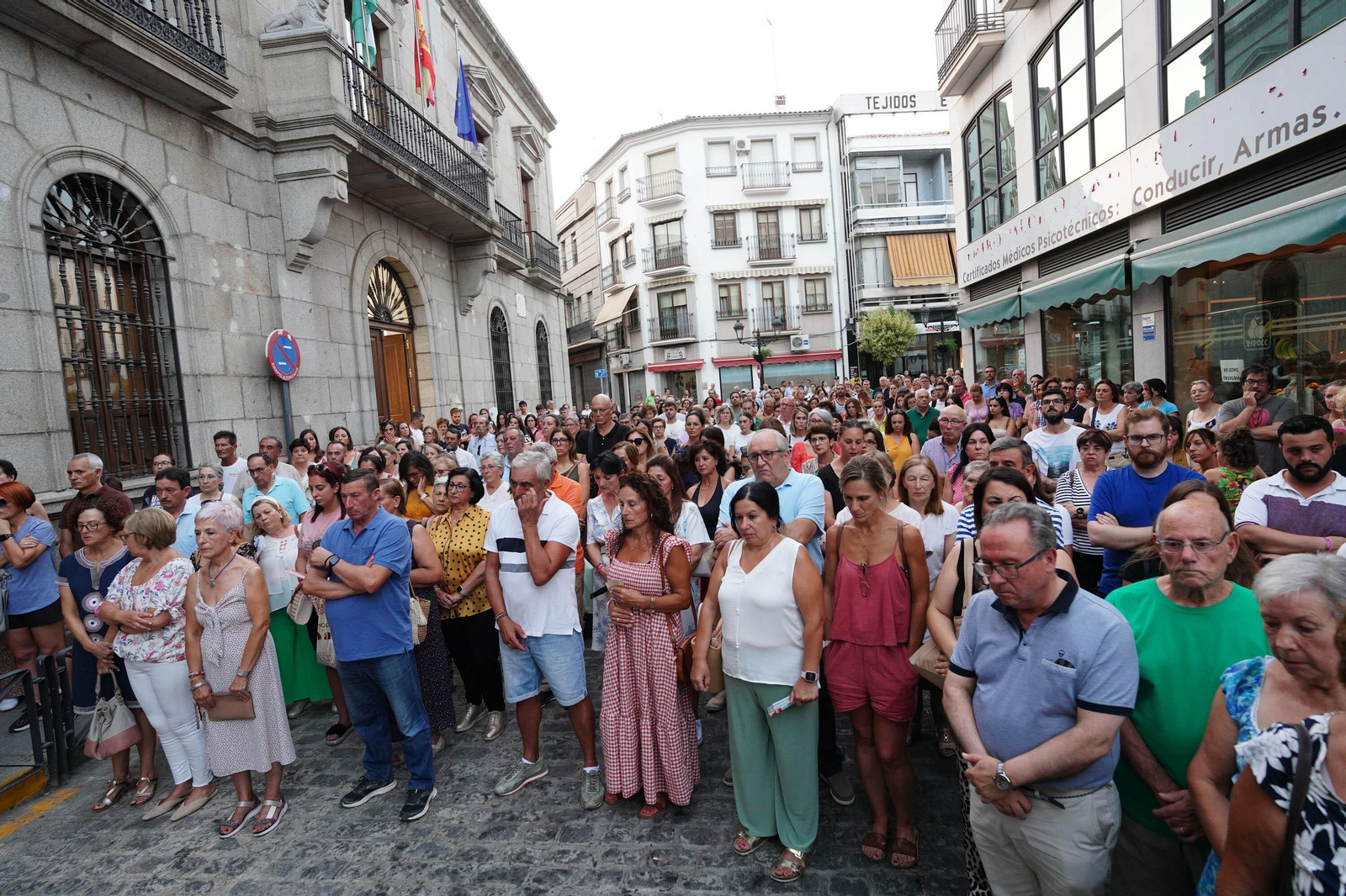 La concentración en repulsa al crimen machista de Pozoblanco, en imágenes