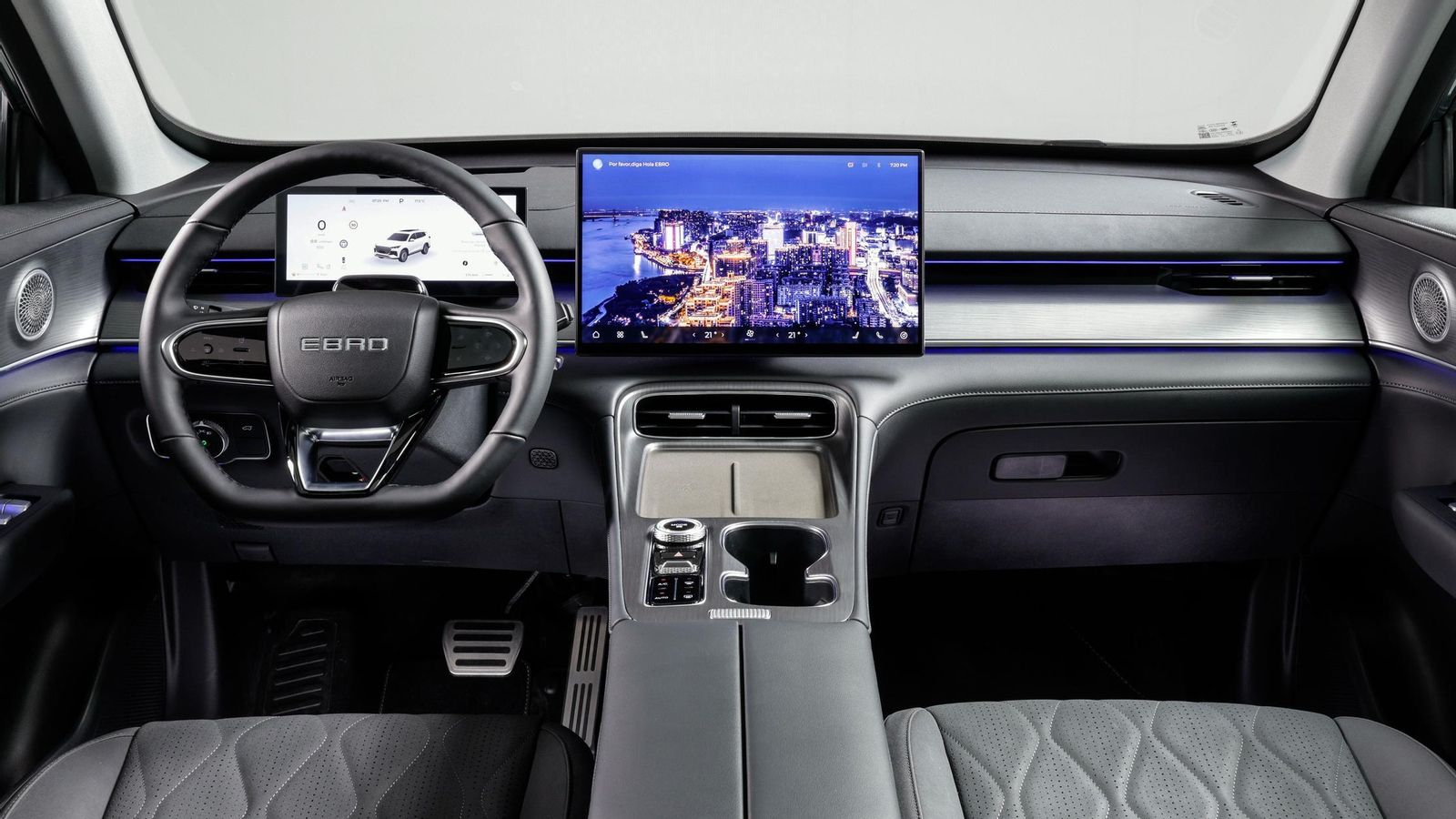 En el s800 se usan dos pantallas, separadas entre sí, y con la central notablemente más grande que la correspondiente a la instrumentación.