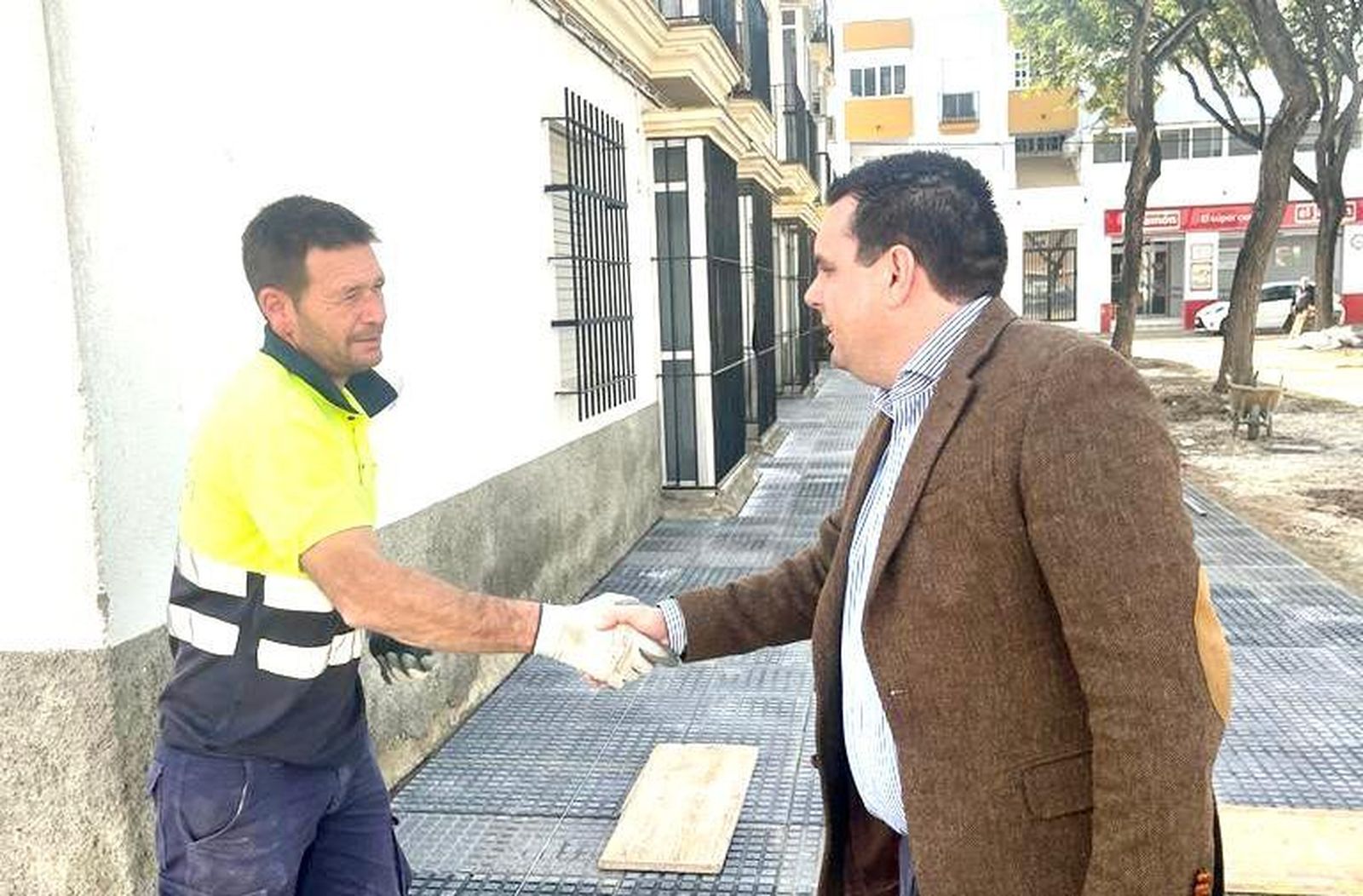 Curro Martínez, saludando a un operario  Mantenimiento Urbano.