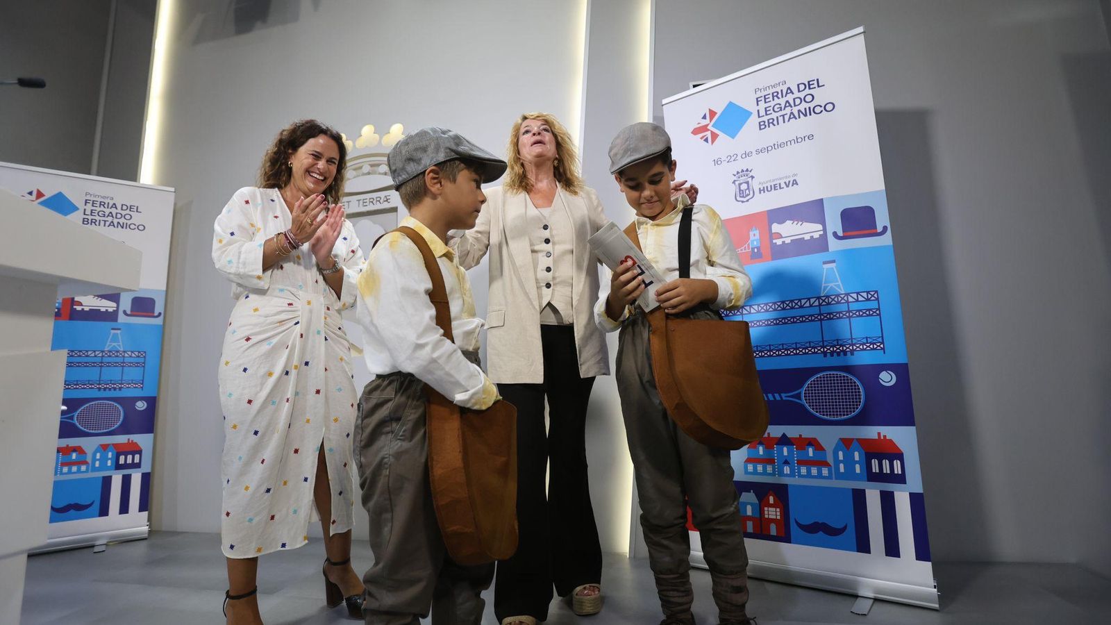 Adela de Mora y Pilar Miranda junto a los niños que pregonan la Feria.