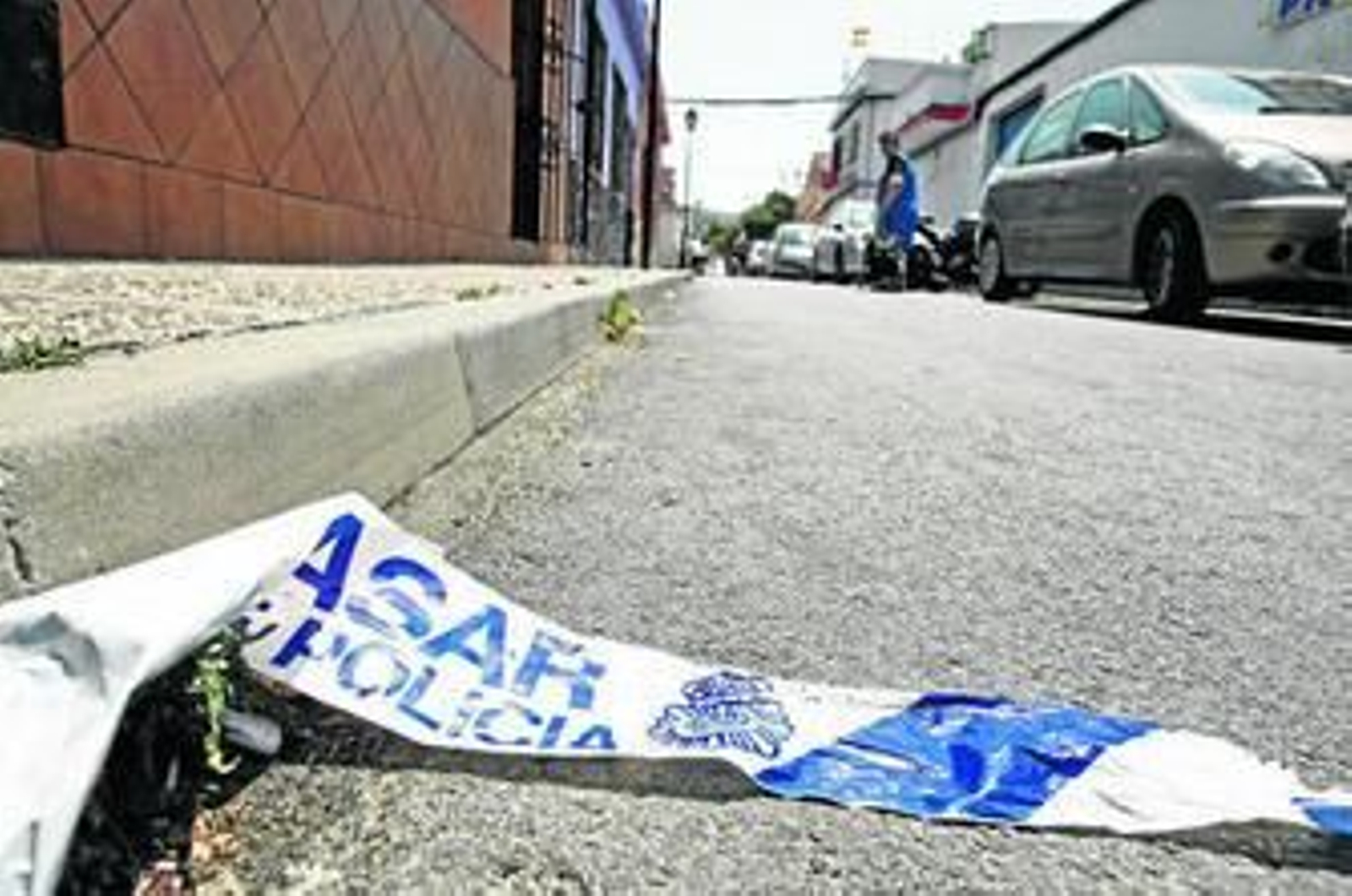 Imagen de la calle donde ocurrieron los hechos, con el cordón policial aún en el suelo.