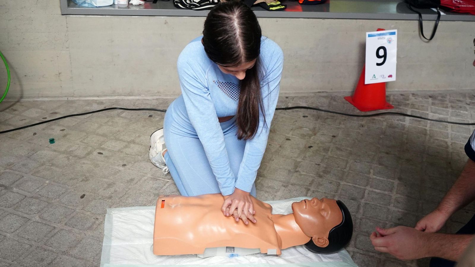 El 061 entrena a jóvenes granadinos en reanimación en un nuevo Cardiomaratón