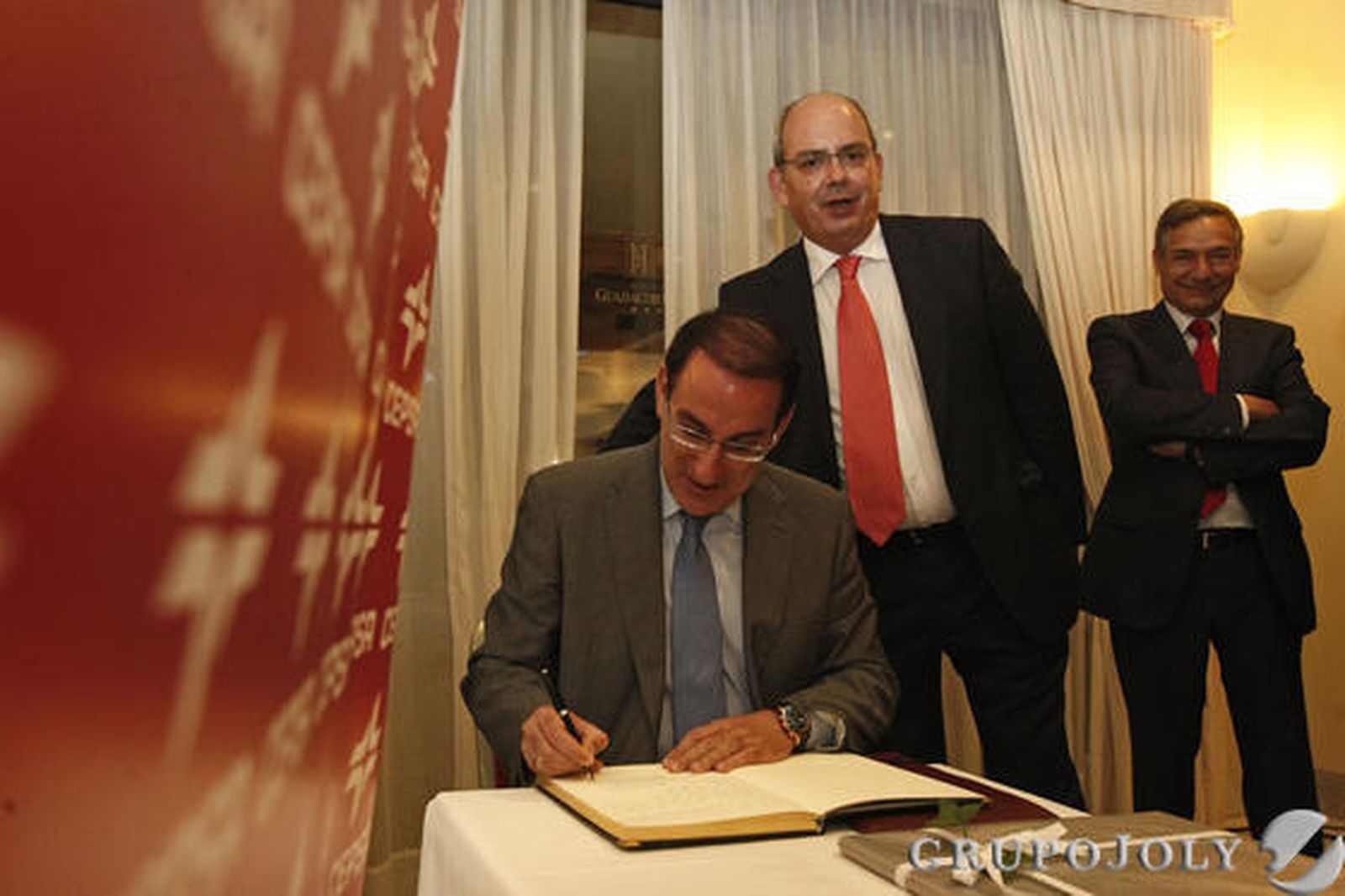 El presidente de la Confederación de Empresarios de Andalucía, Javier González de Lara, deja una dedicatoria y su rúbrica tras la conferencia del Foro Sur de Europa y antes de recibir como obsequio una placa conmemorativa del acto patrocinado por el grupo Cepsa.

Foto: Erasmo Fenoy