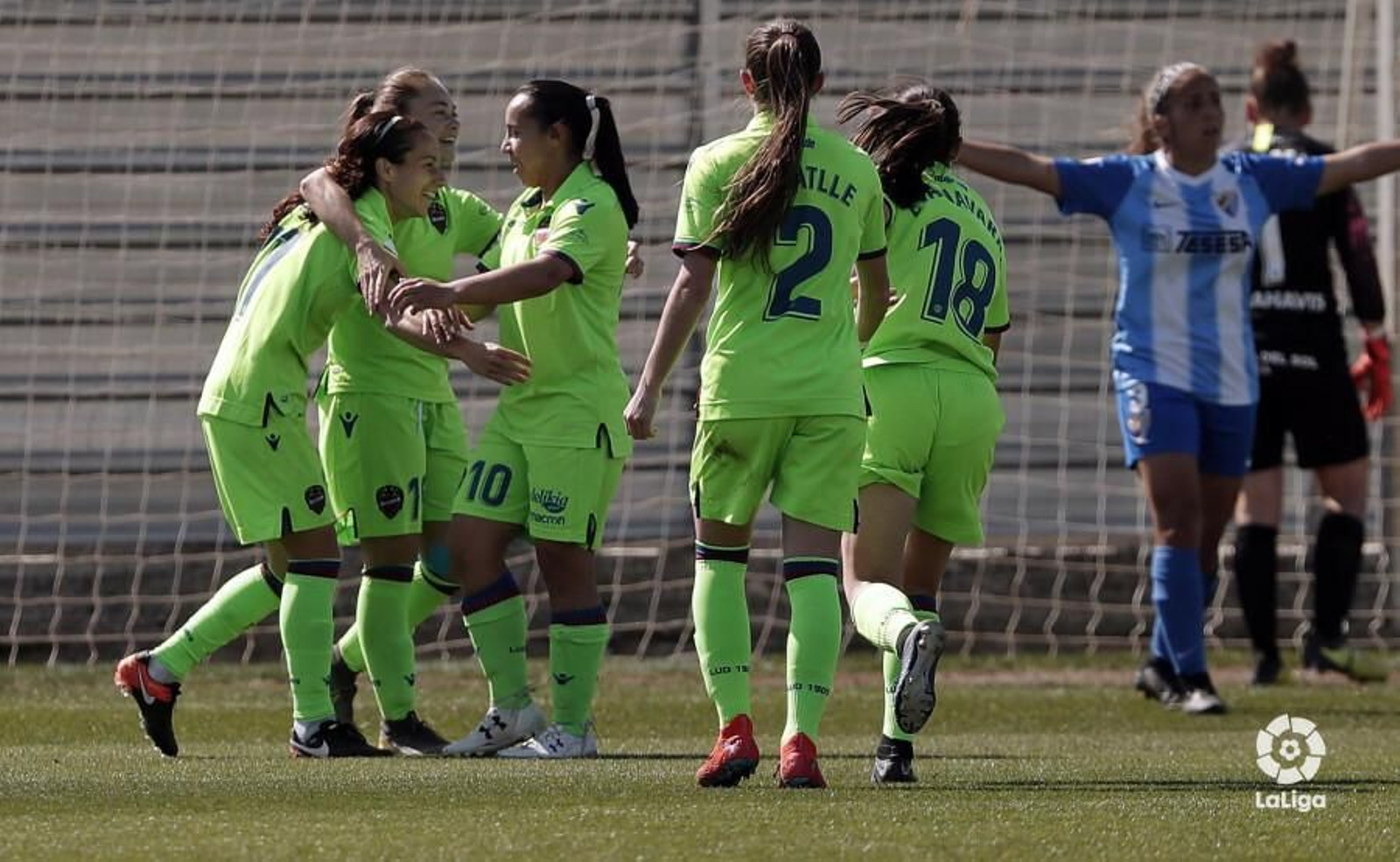 Alharilla celebra el 0-1 con sus compañeras.