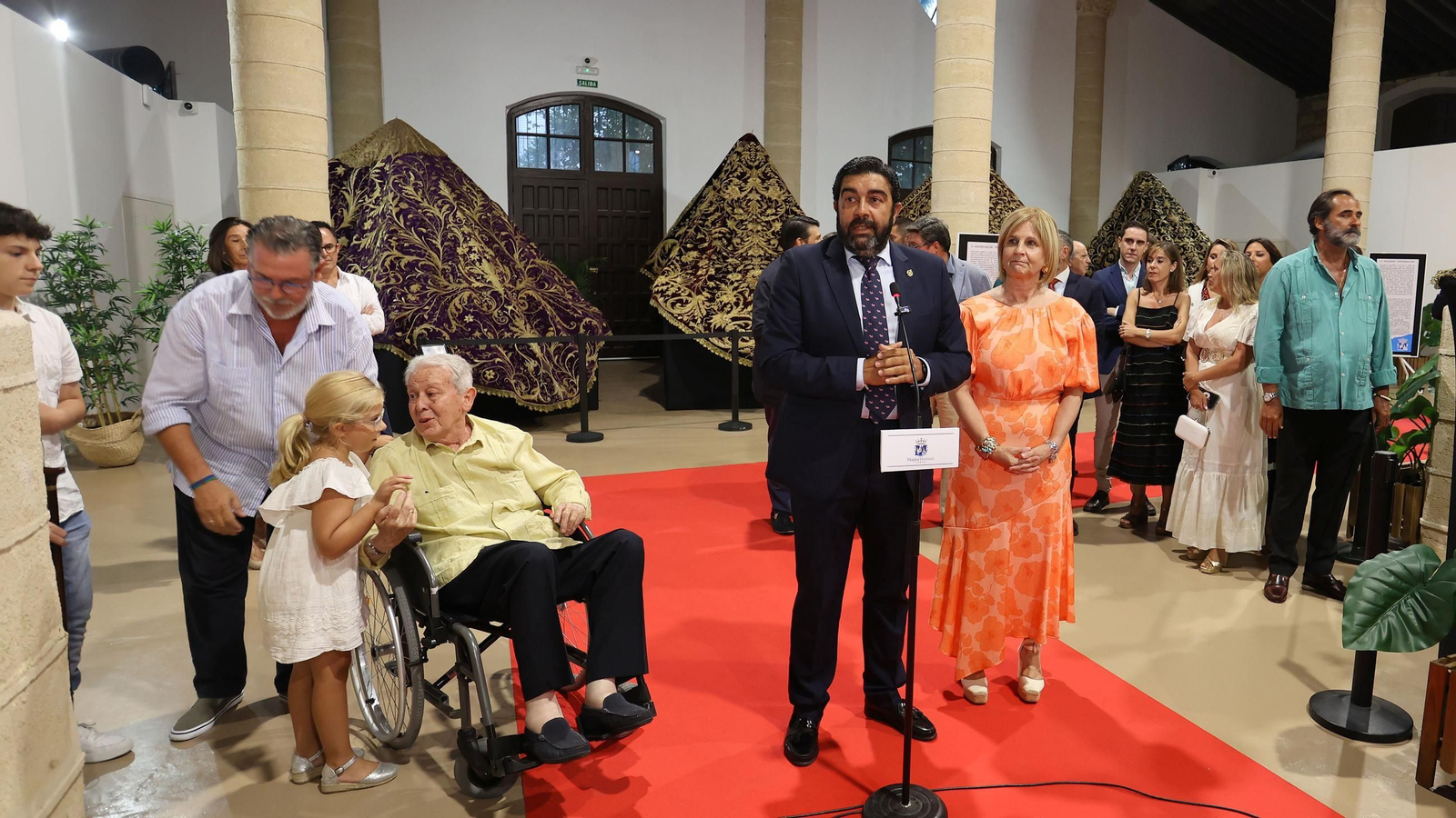 Inauguración de la exposición de mantos de vírgenes dentro de los actos de la Magna Mariana