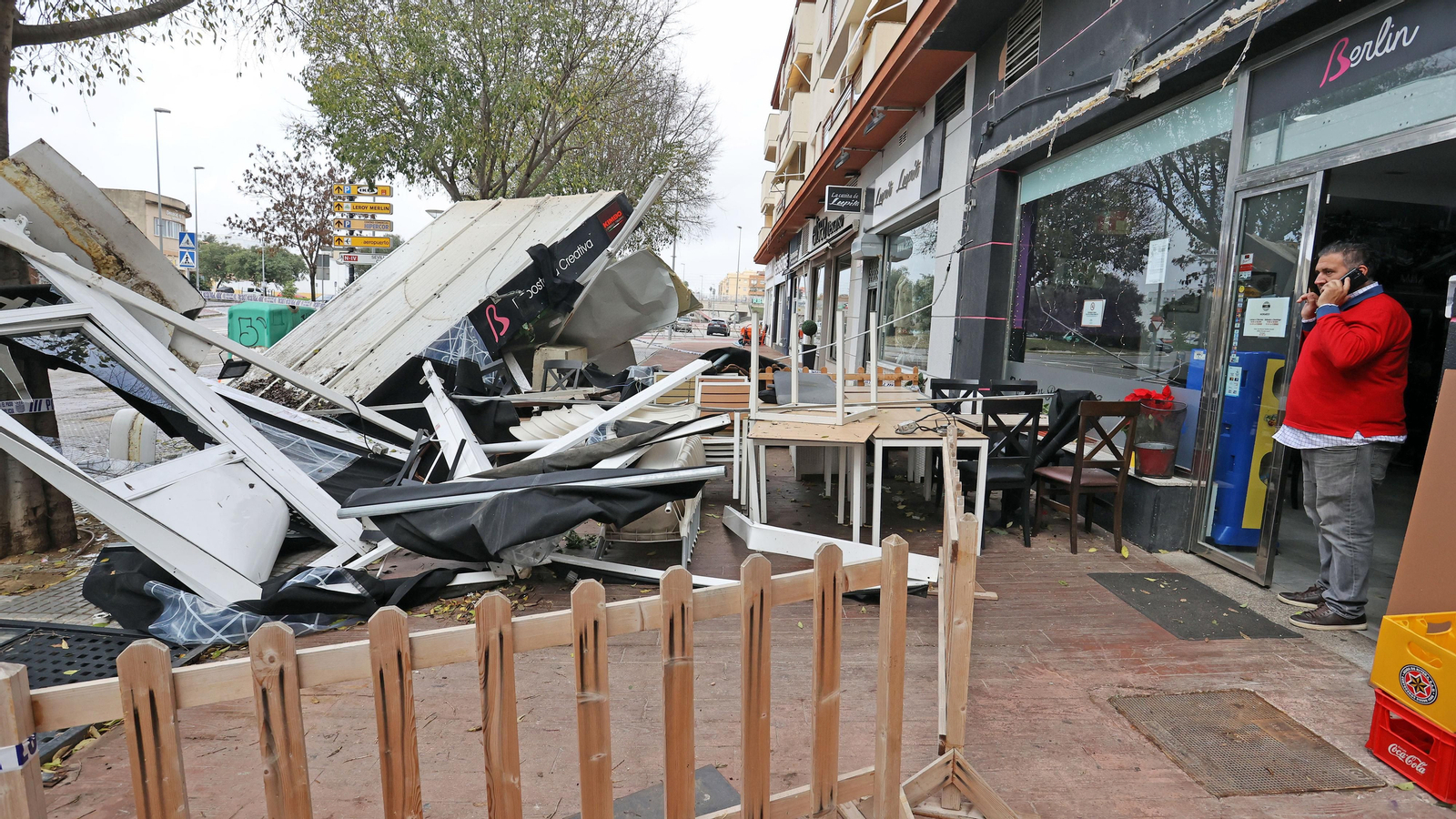 Destrozos en Jerez provocados por el tornado de la pasada semana.