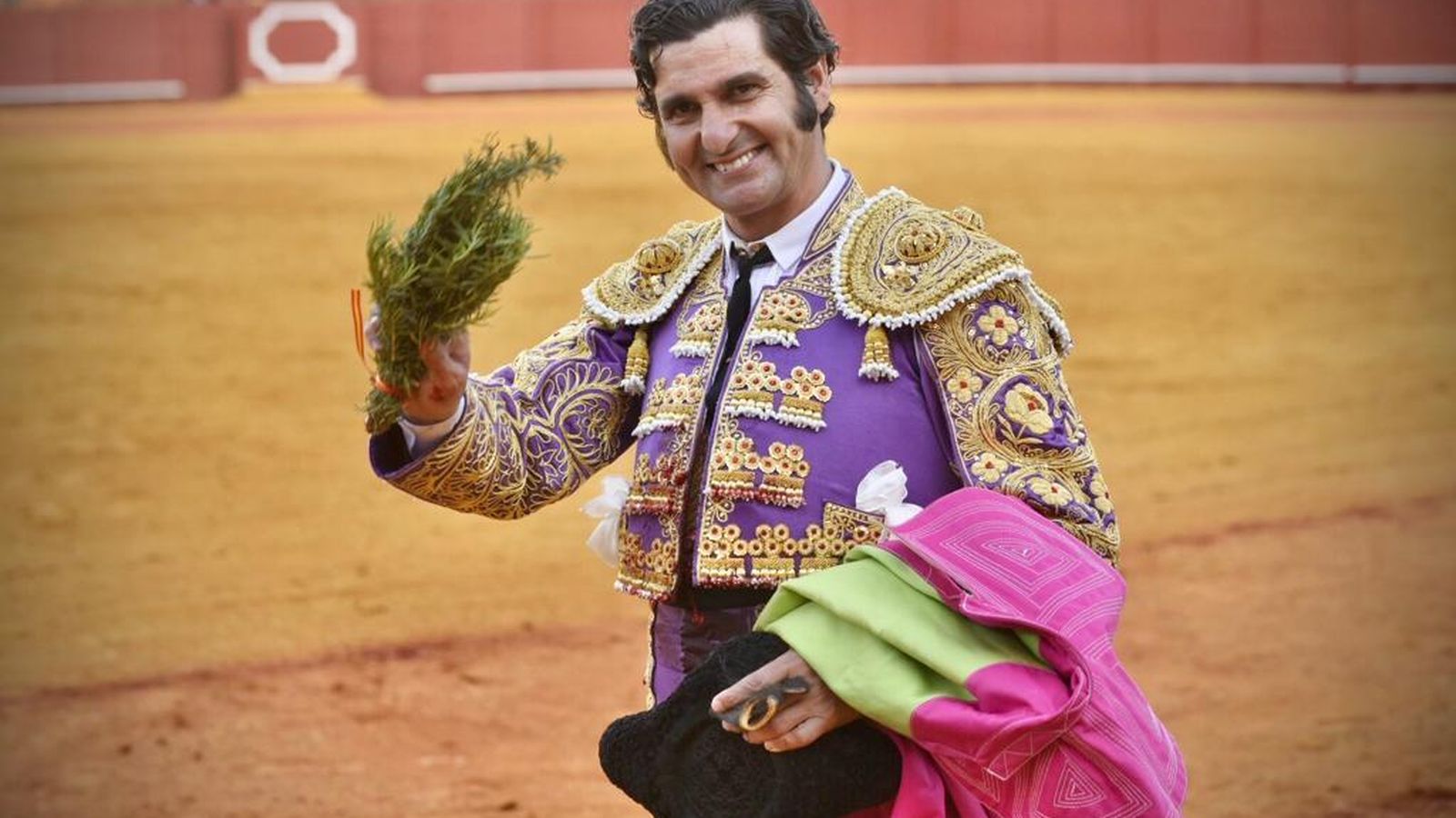 Morante agradece la oreja cortada a su segundo toro.