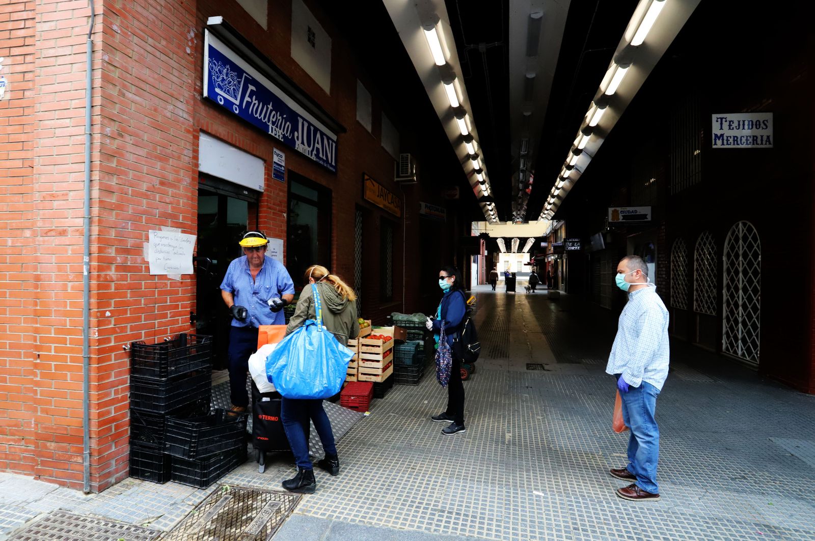 Imágenes de la actividad en las pequeñas tiendas de alimentación, fruterías y pescaderías