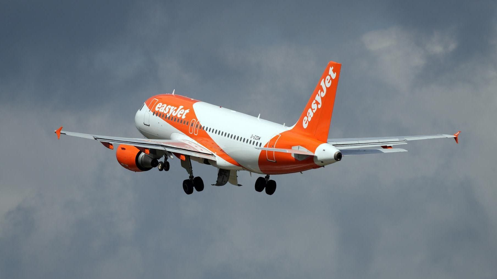 Un avión de easyJet en pleno vuelo.