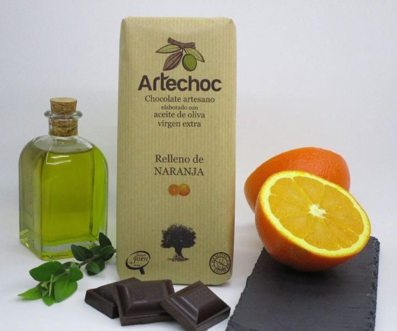 Tableta de chocolate con aove relleno de naranja.