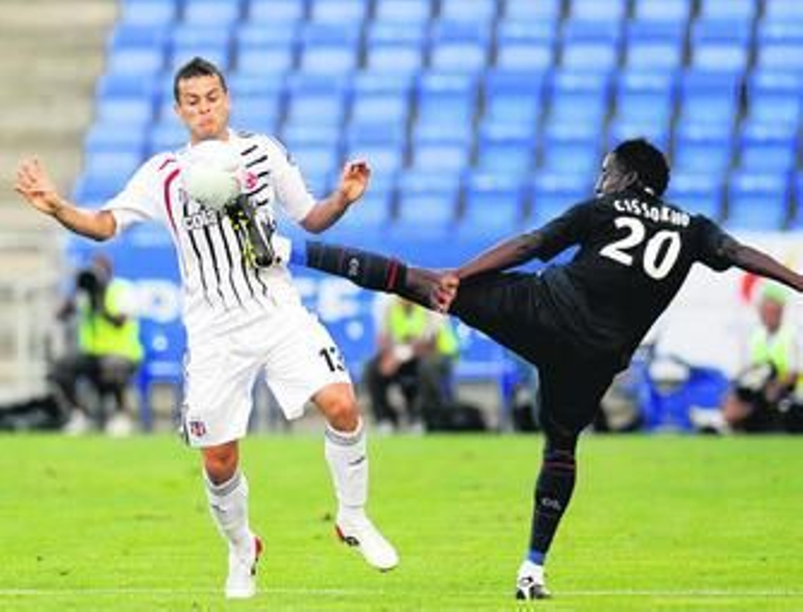 Cissokho, durante un lance del partido ante el Besiktas.