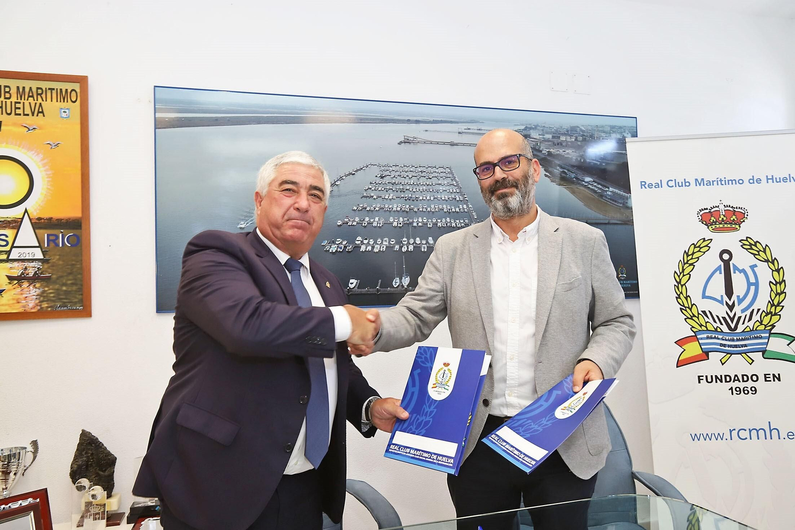 El presidente del RCMH, José Miguel Vázquez, y el director de Huelva Información, Javier Ronchel, ayer.