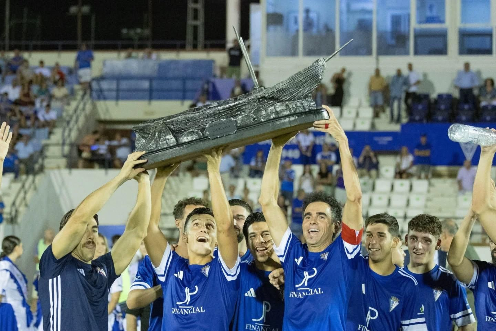 Los capitanes del San Fernando 1940 levantan el candray que les acredita como campeón del torneo.