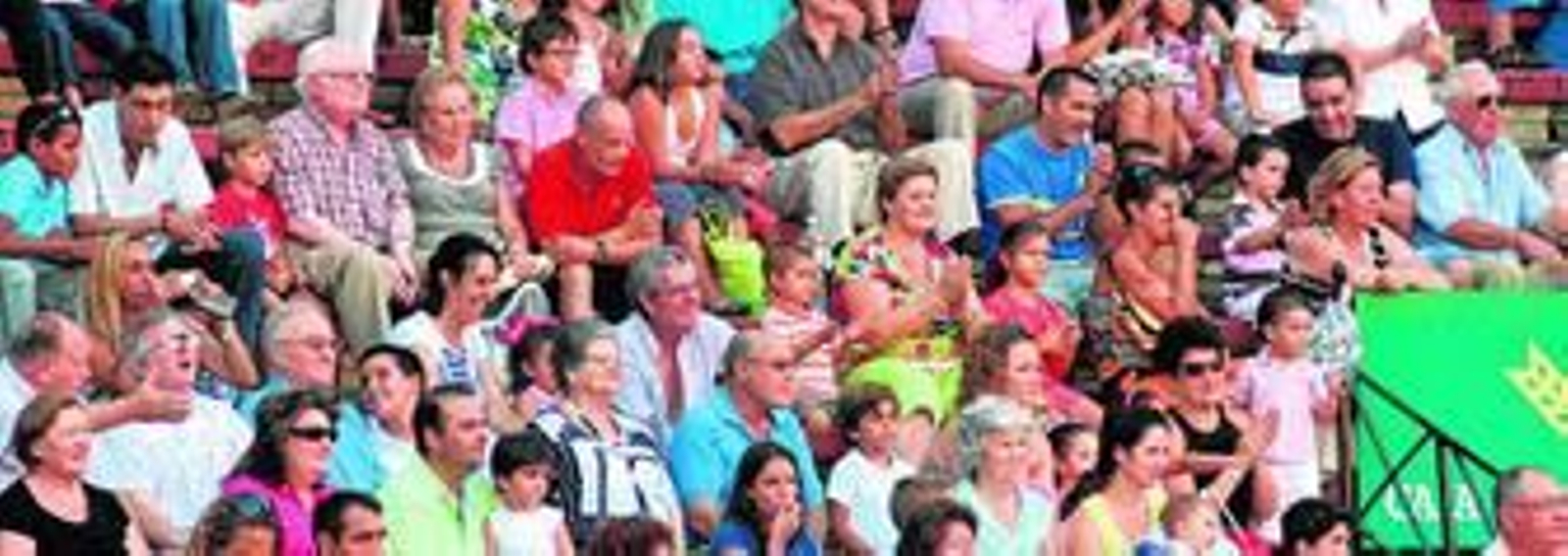 Diversidad de edades en el tendido de la plaza de toros de La Merced.