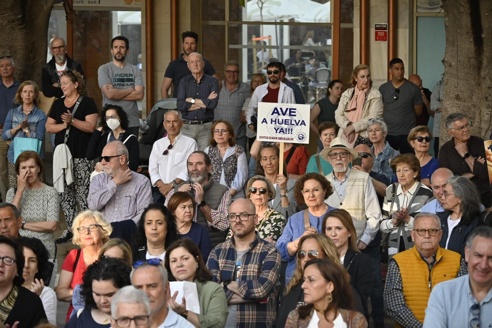 Imágenes de la concentración por las infraestructuras para Huelva