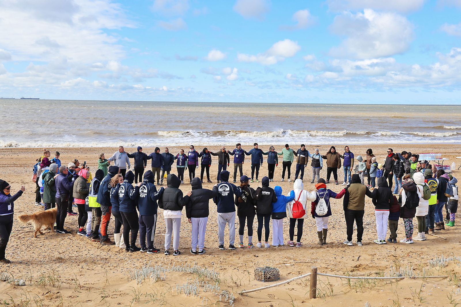 Imágenes de la Acción medioambiental de limpieza en la playa del Espigón, organizada por Gañafote Cup