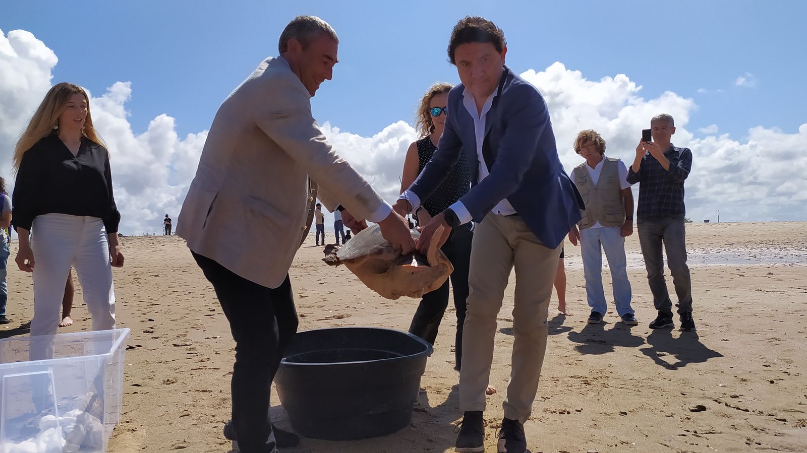 Suelta de tortugas marinas en la playa de Camposoto