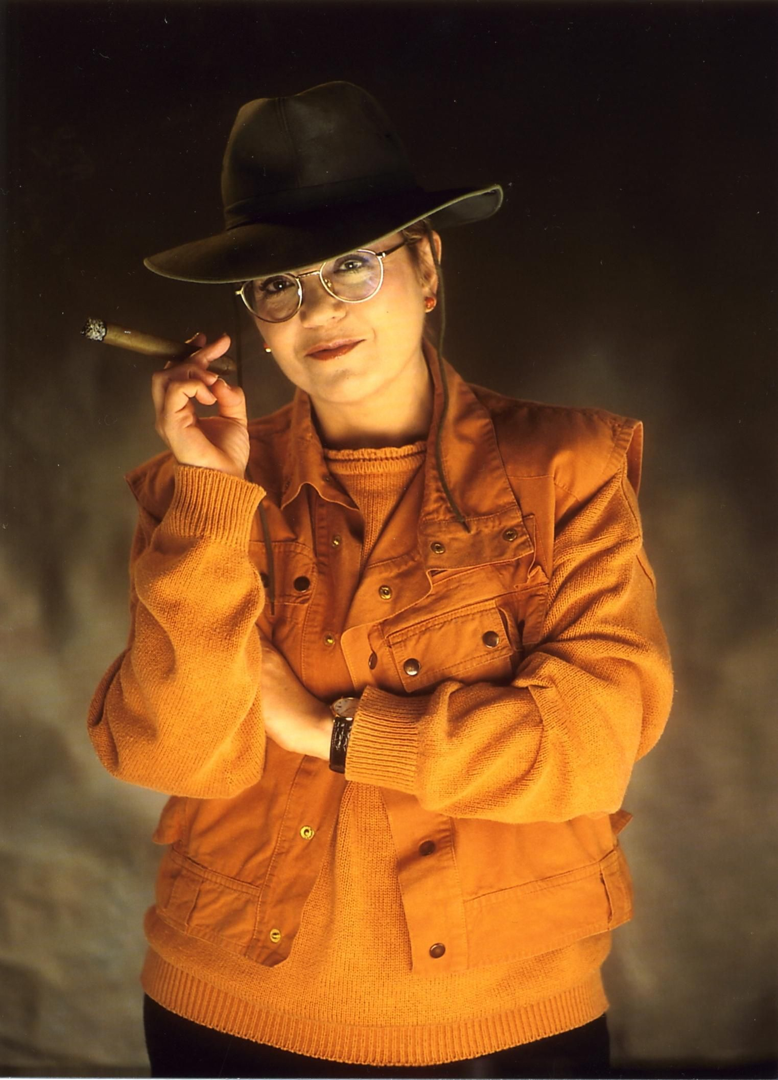 Bartolomé posa con un puro y un sombrero al estilo Indiana Jones. Bartolomé posa con un puro y un sombrero al estilo Indiana Jones.