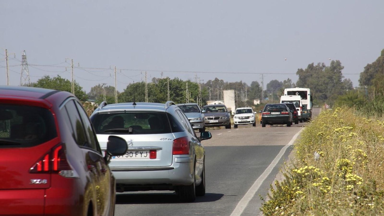 Tráfico en la carretera autonómica A-362, de Utrera y Los Palacios, cuyo desdoble se marcó como prioritario hace años.