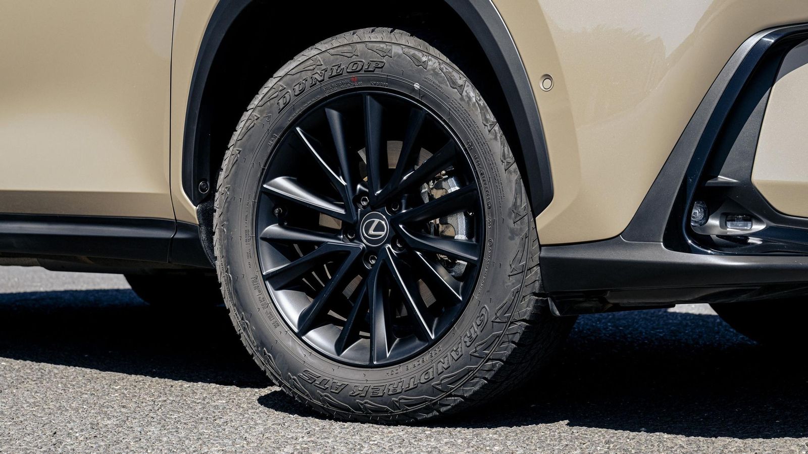 Entre la dotación de serie de esta versión están los neumáticos específicos para campo en dimensiones 235/60 R18. Otros NX usan perfiles más bajos.