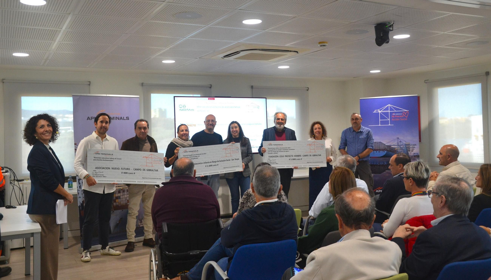 La entrega de varios de los cheques de los Premios Acción Social de APM Terminals Algeciras.