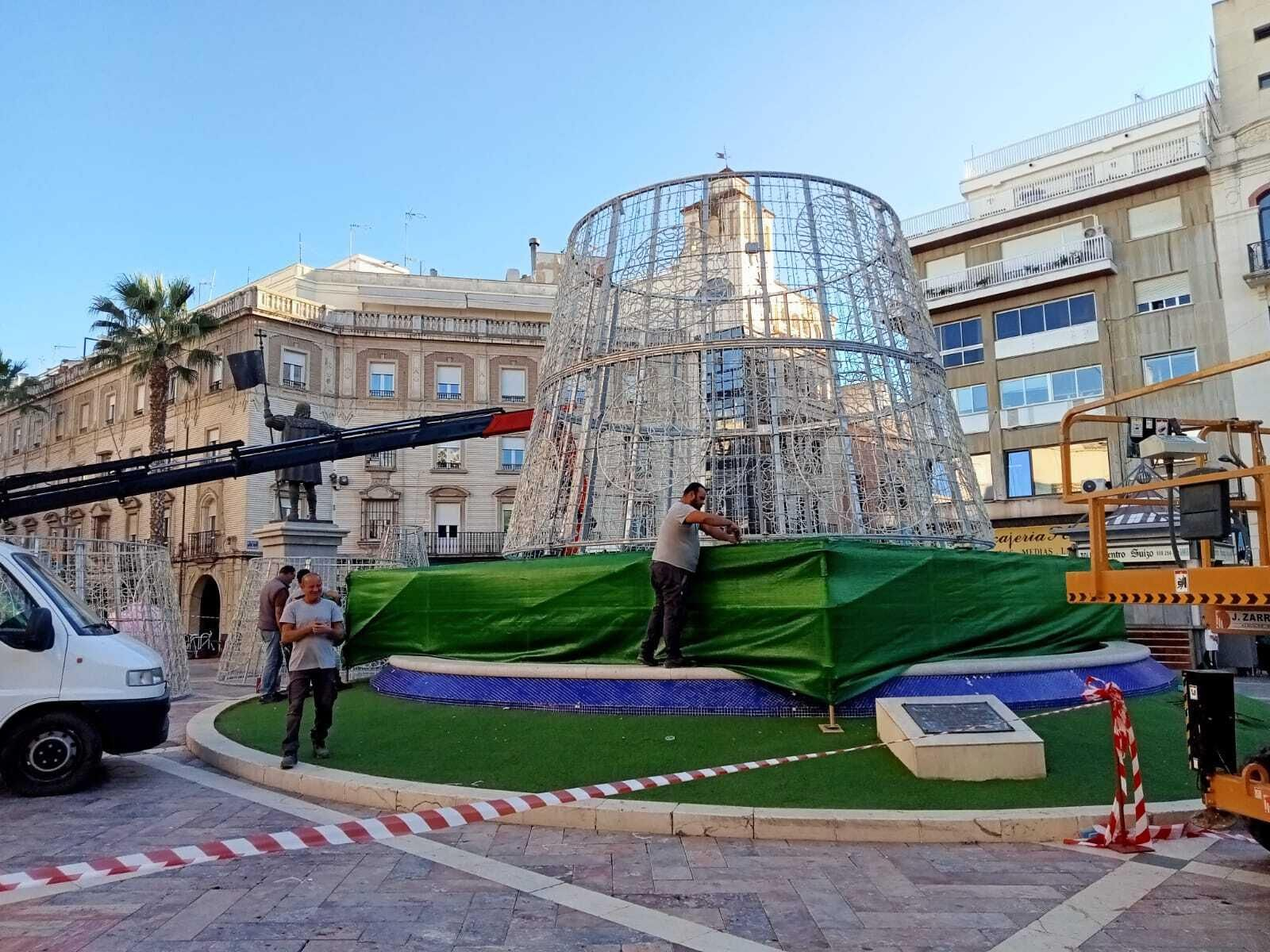 El árbol de Navidad corona la fuente de la plaza de las Monjas