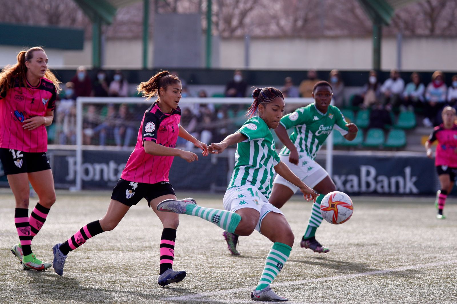 Lucía León intenta un disparo a puerta.