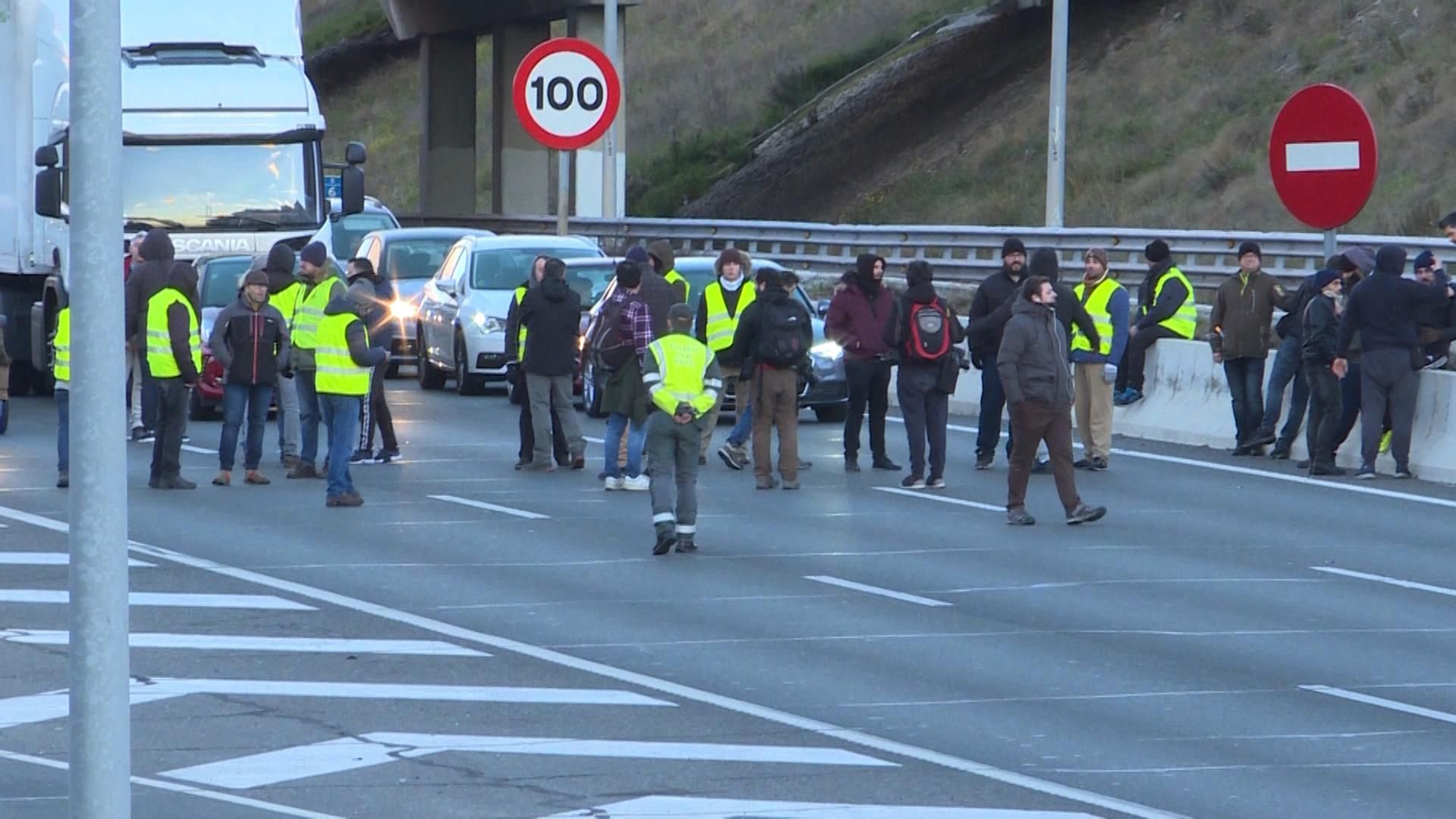 Las imágenes de la inauguración de FITUR, protagonizada por las protestas del taxi