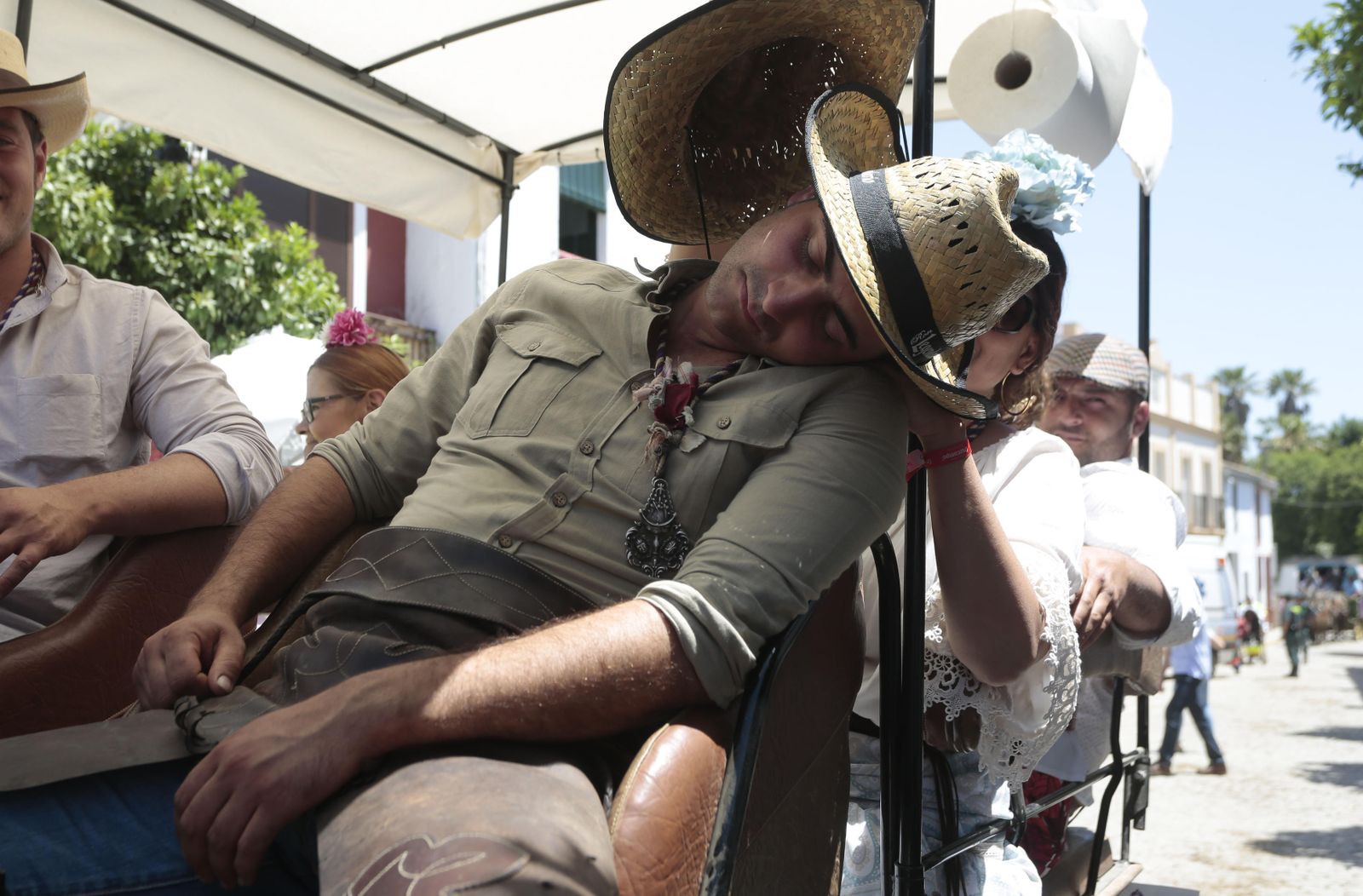 Paso de las hermandades por Villamanrique