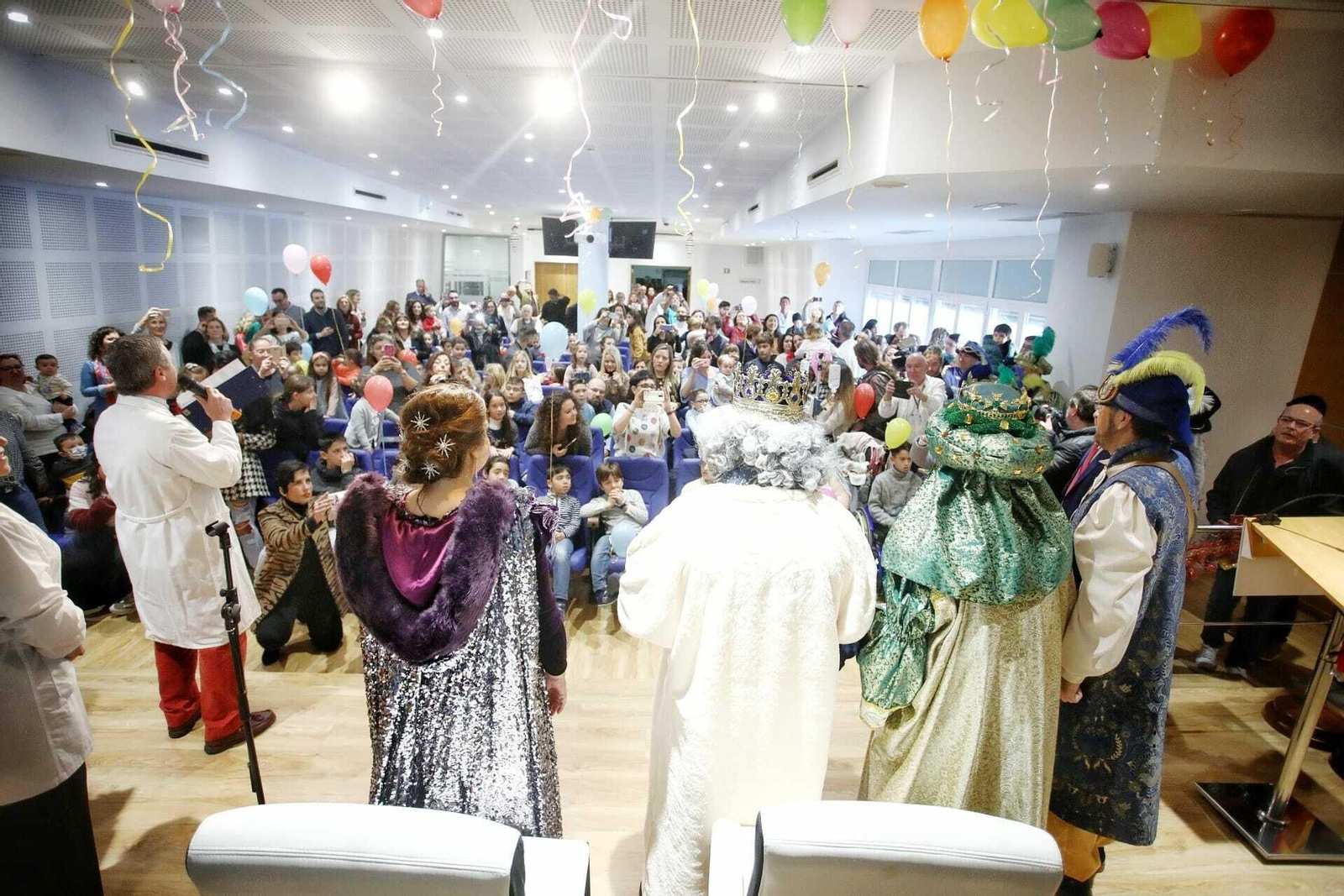 Los Reyes Magos de Cádiz visitan el hospital Puerta del Mar