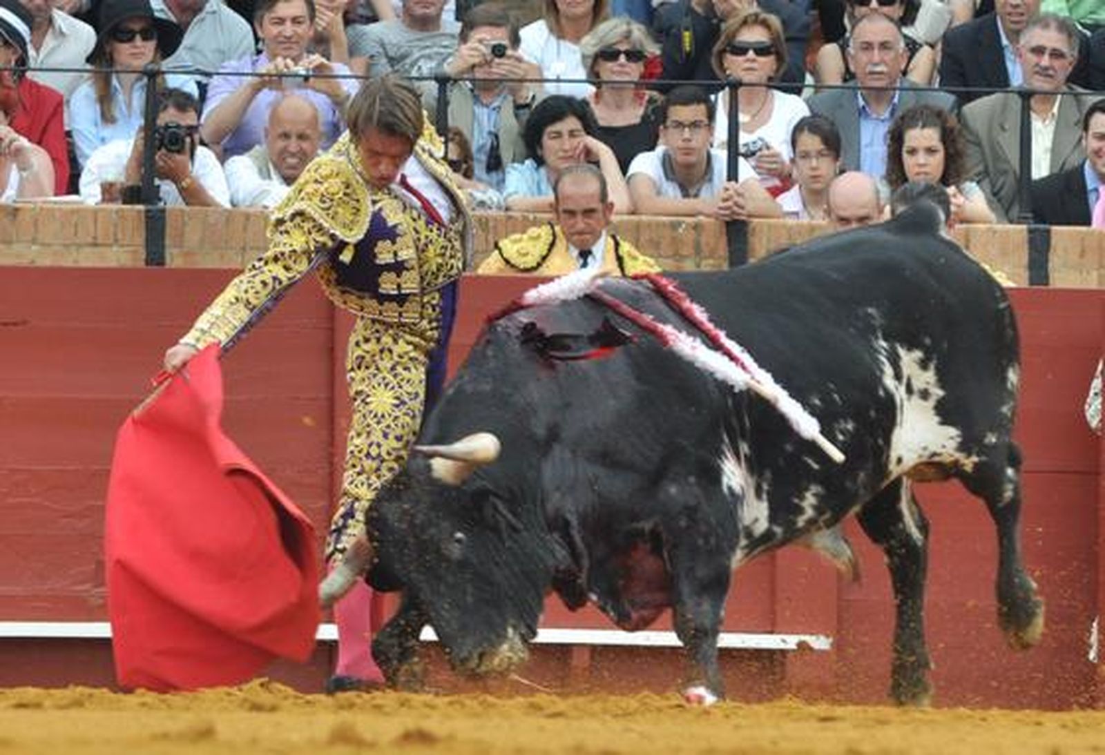 El Fandi rozó el triunfo ante Manuel Díaz 'El Cordobés' y Francisco Rivera Ordóñez. Discreta corrida en la que se torearon astados de la ganadería de Torrestrella. 

Foto: Manuel Gómez