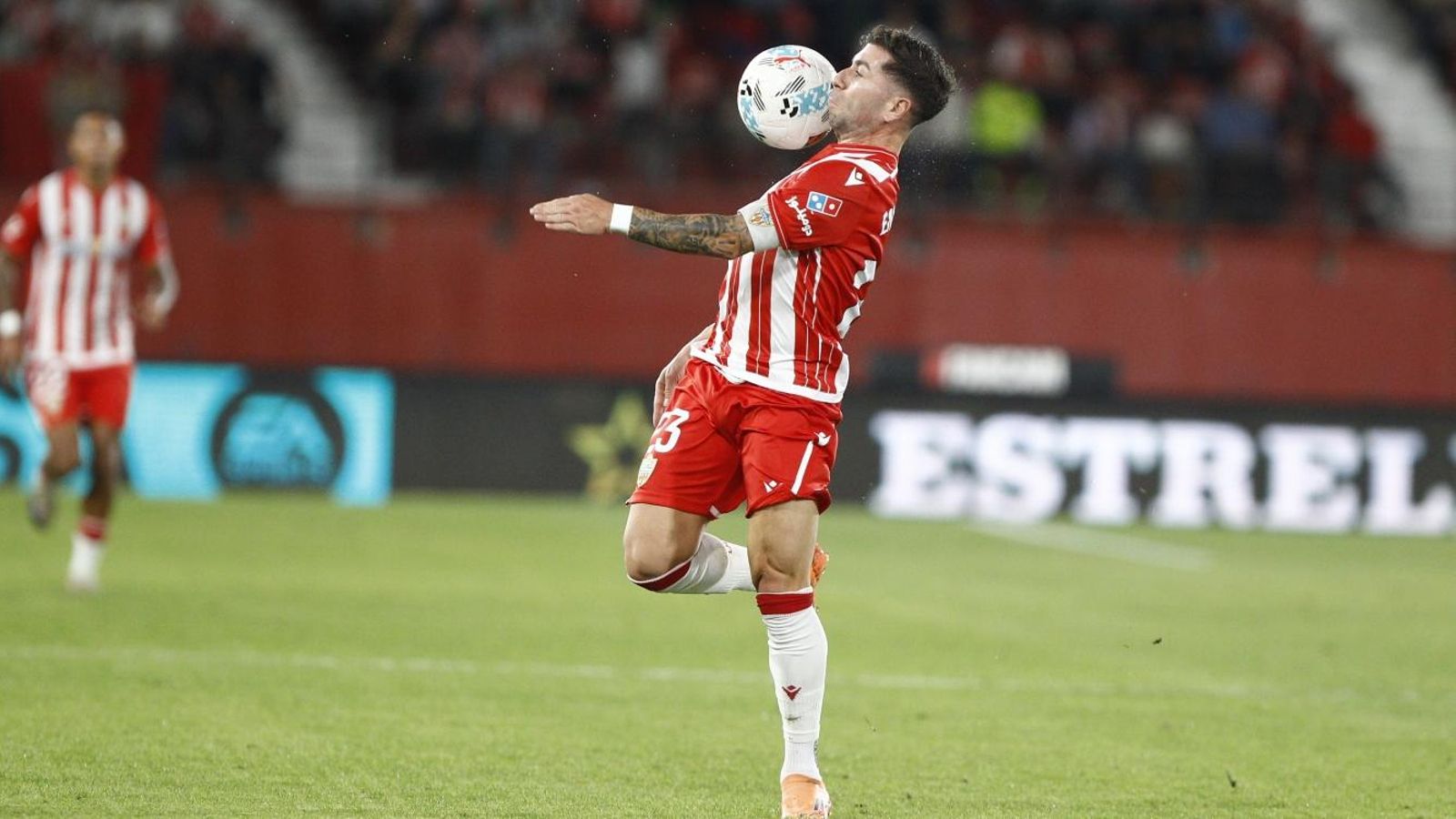 Adrián Embarba controla el esférico en el partido contra el Eibar.