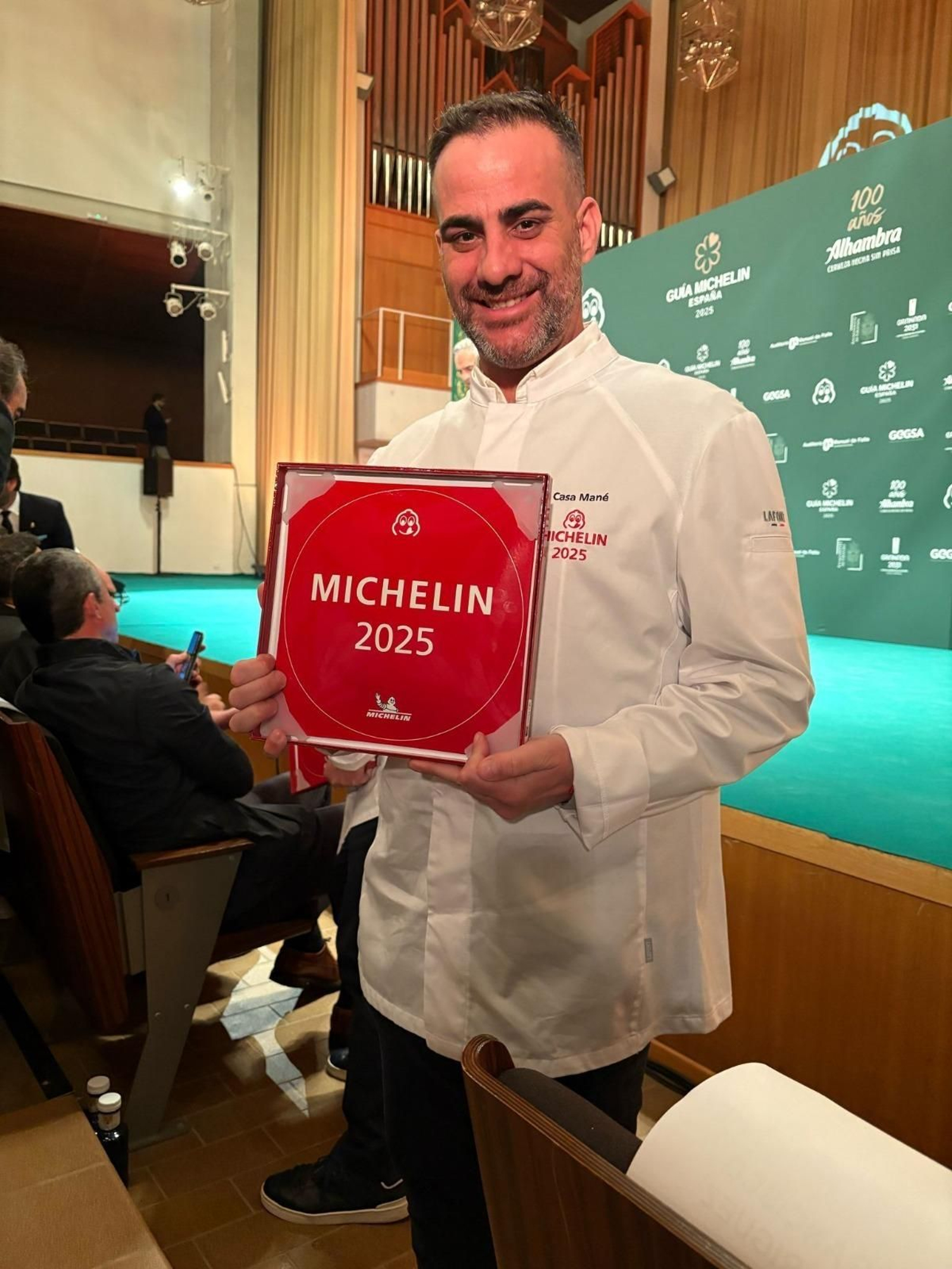 Juan Manuel Laza, con su galardón